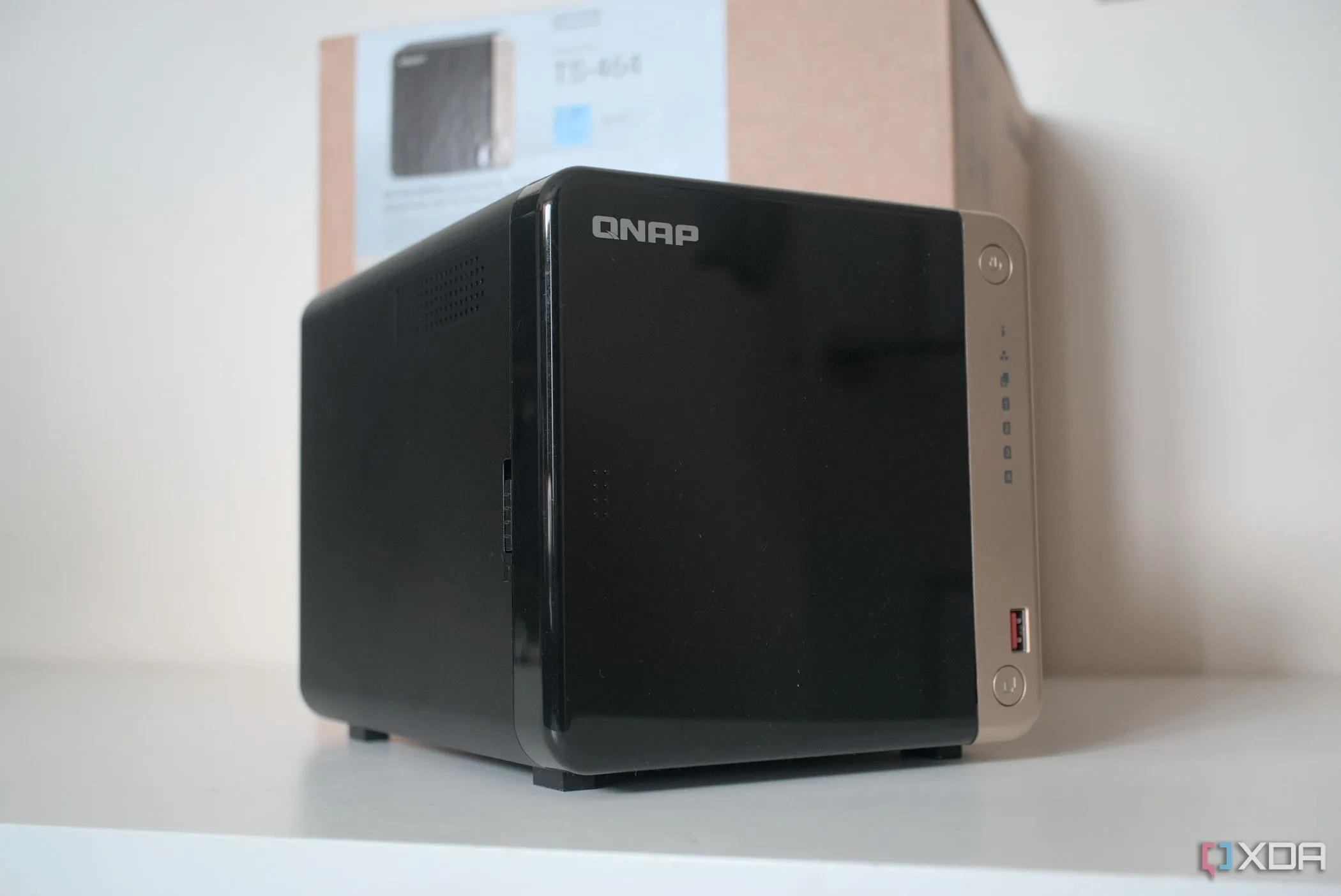Thiết bị NAS QNAP TS-464, thường dùng để làm máy chủ media gia đình.