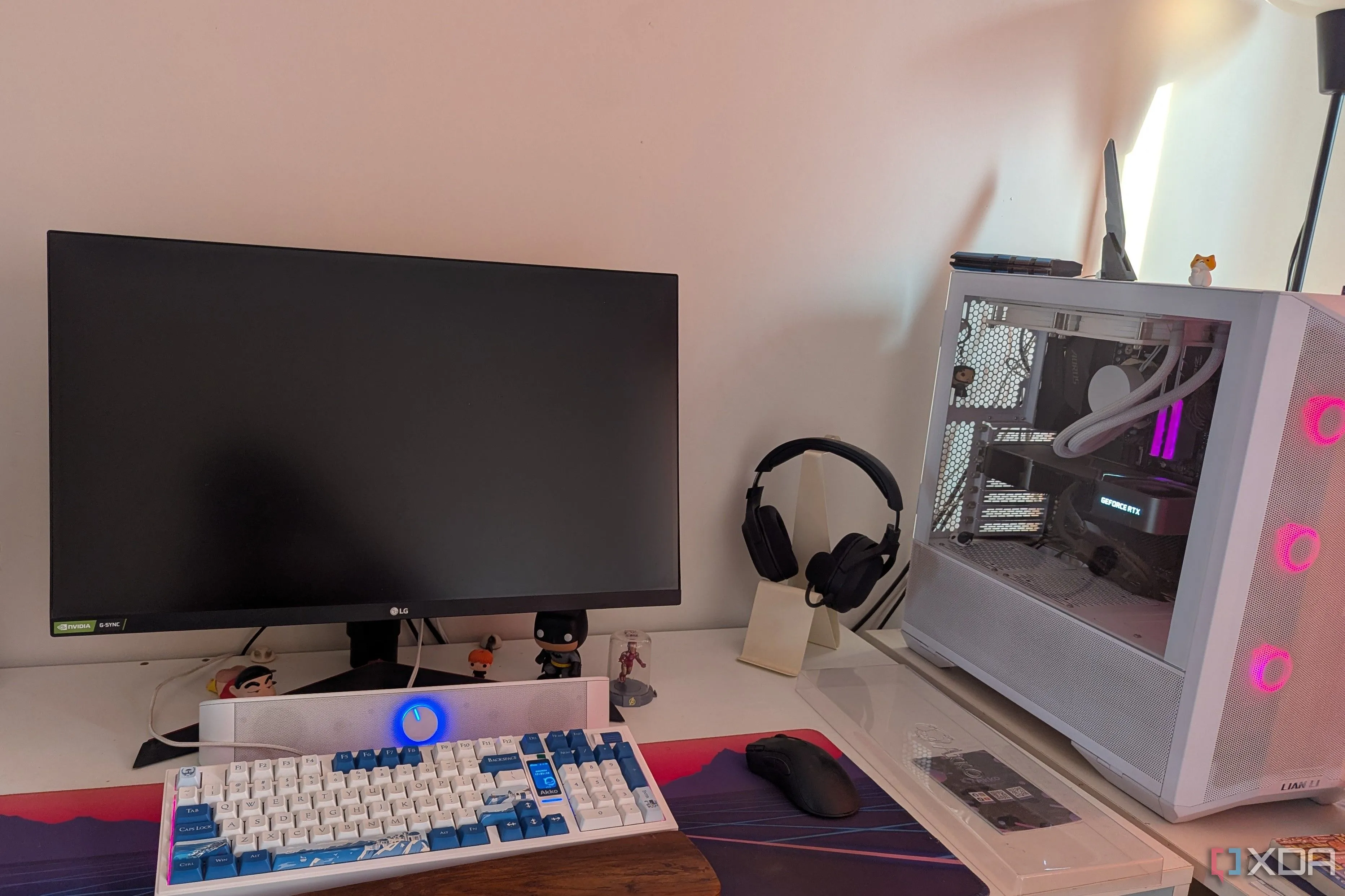 Thiết lập PC gaming với màn hình màu đen
