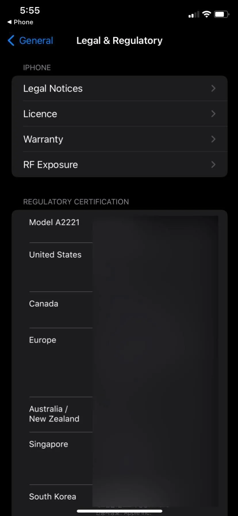 Ảnh chụp màn hình trang &quot;Legal &amp; Regulatory&quot; (Pháp lý &amp; Quy định) trên iPhone, truy cập bằng mã *#07#.