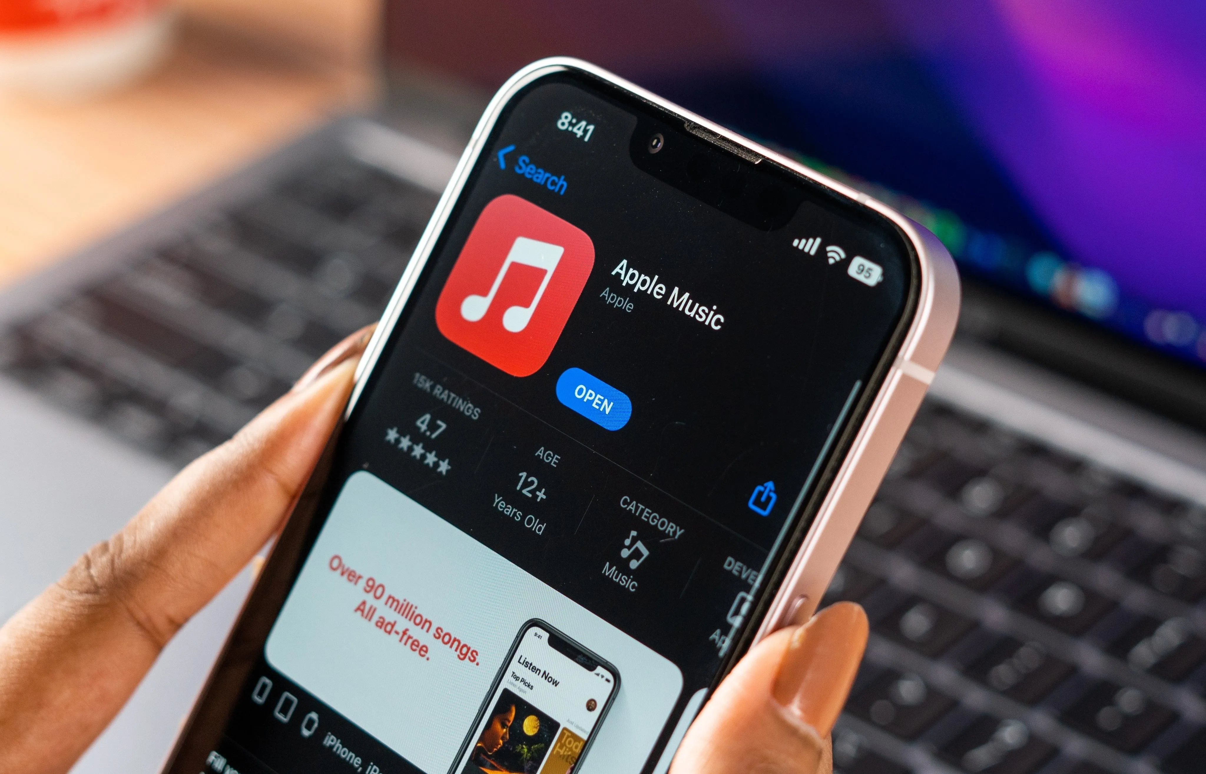 Biểu tượng Apple Music trên màn hình điện thoại iPhone.