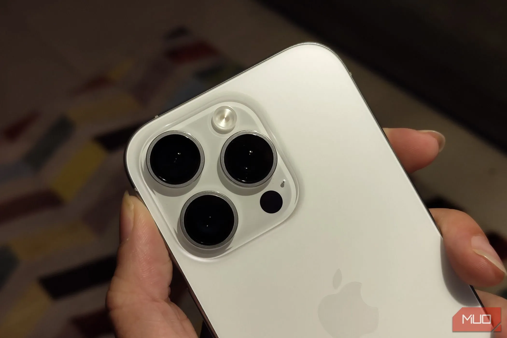 Cận cảnh mặt lưng iPhone, gợi ý yếu tố cần xem xét khi chọn ốp lưng