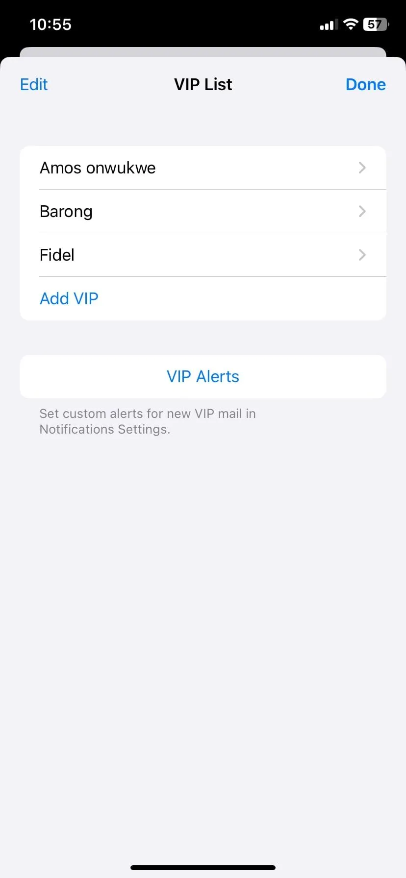 Danh sách các liên hệ VIP được đánh dấu trong ứng dụng Apple Mail trên iPhone, giúp quản lý email ưu tiên.