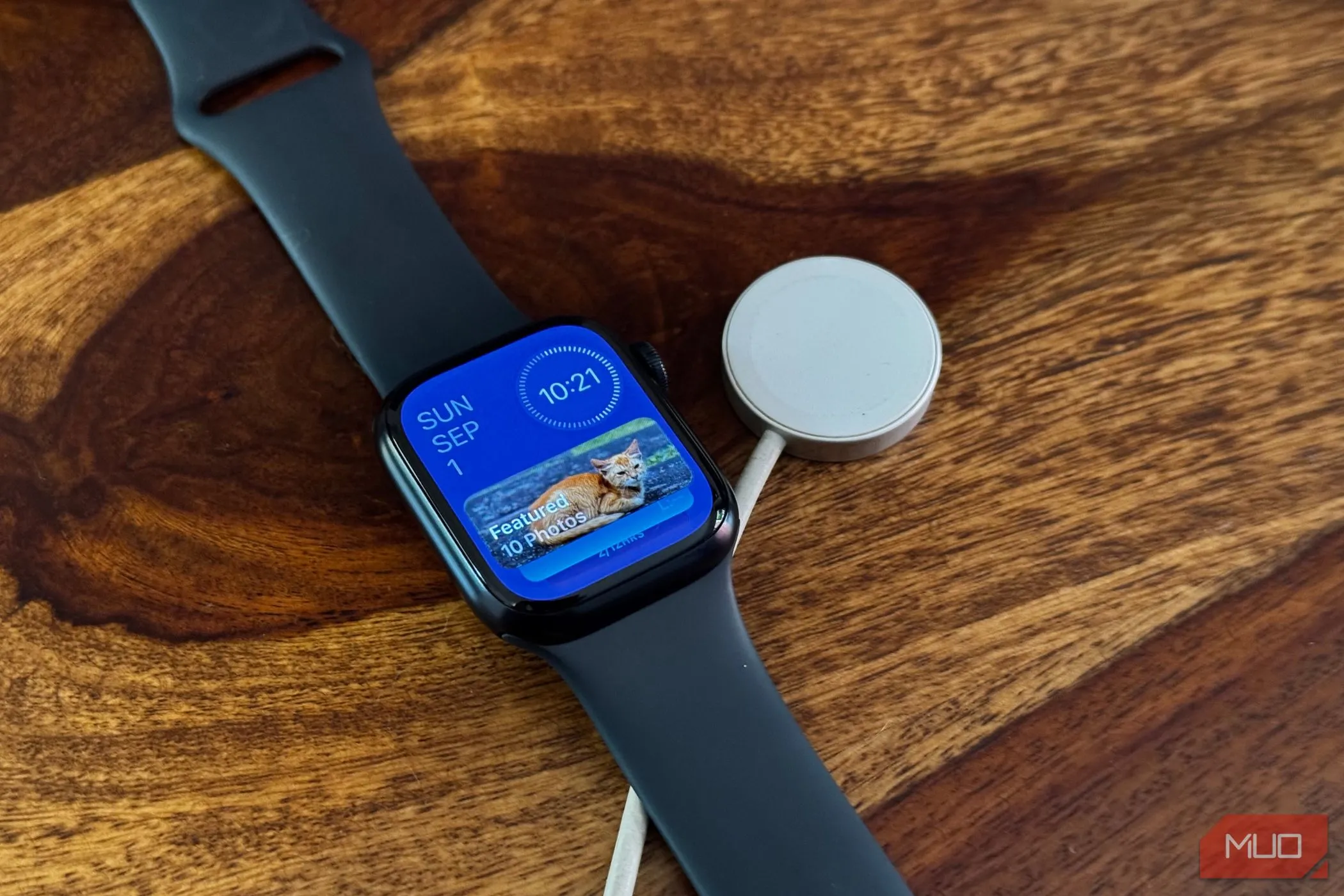 Góc nhìn giao diện Apple Watch đang được sạc, minh họa quá trình cập nhật phần mềm liền mạch và đồng bộ.