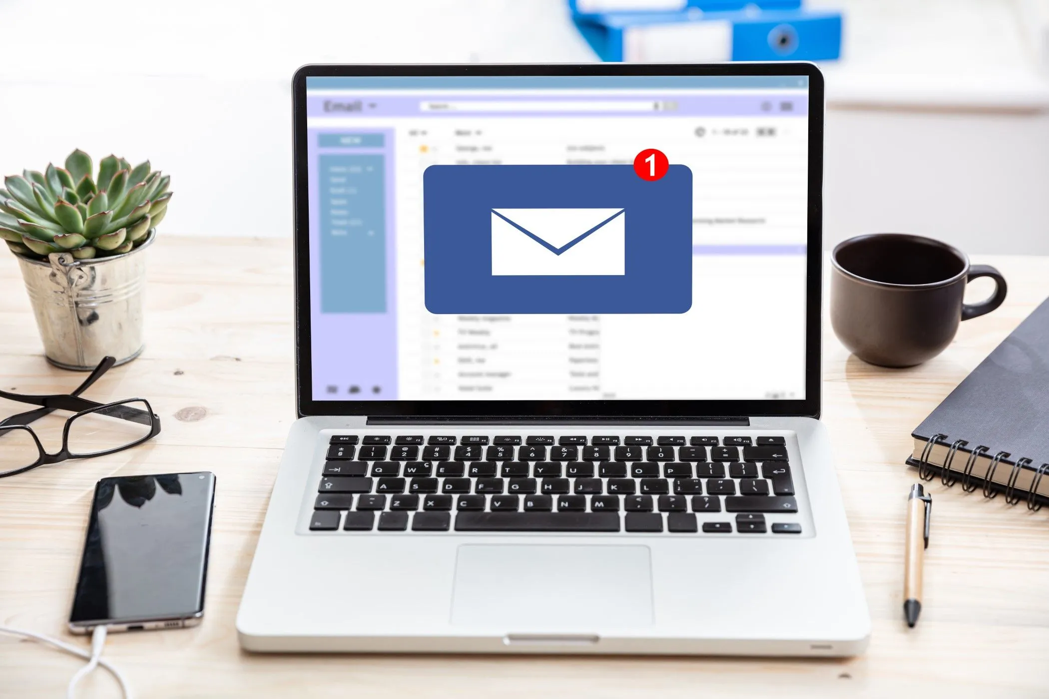 Hộp thư đến email trên máy tính xách tay với thông báo thư, minh họa nguy cơ tấn công email salting.