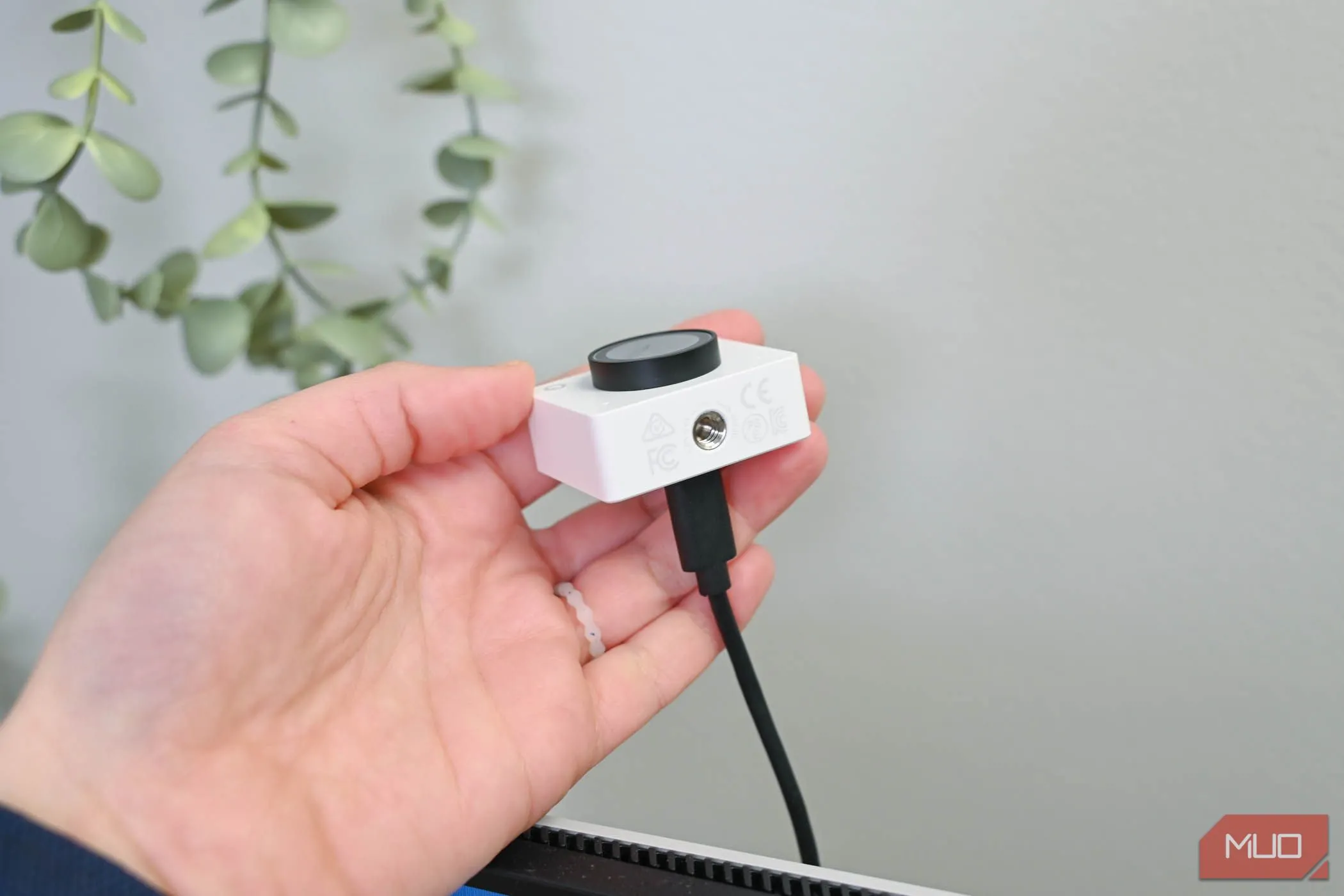 Lỗ ren gắn chân đế của webcam OBSBOT Meet 2 ở mặt dưới