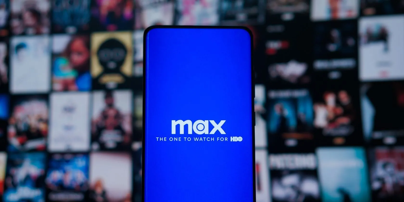 Logo Max trên điện thoại và màn hình TV hiển thị dịch vụ streaming
