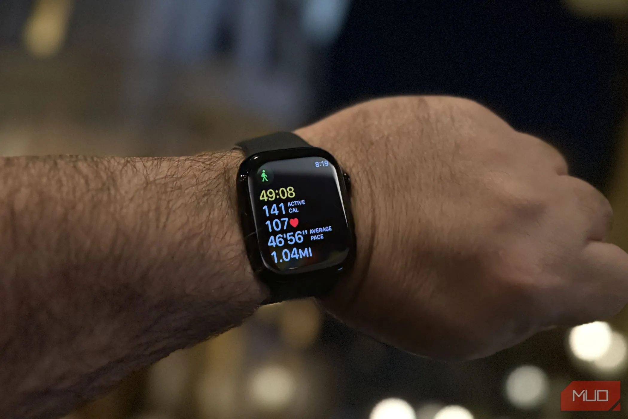 Màn hình Apple Watch Series 10 hiển thị thông tin tập luyện và sức khỏe trong ứng dụng Thể dục hợp nhất.