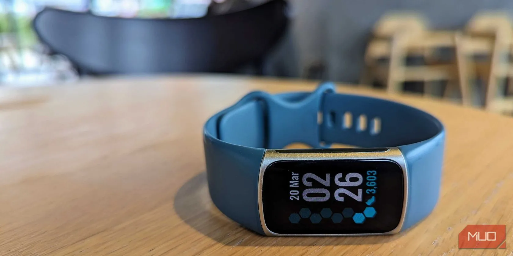 Một chiếc Fitbit Charge 5 đặt trên bàn, thể hiện sự phát triển của công nghệ đồng hồ thông minh