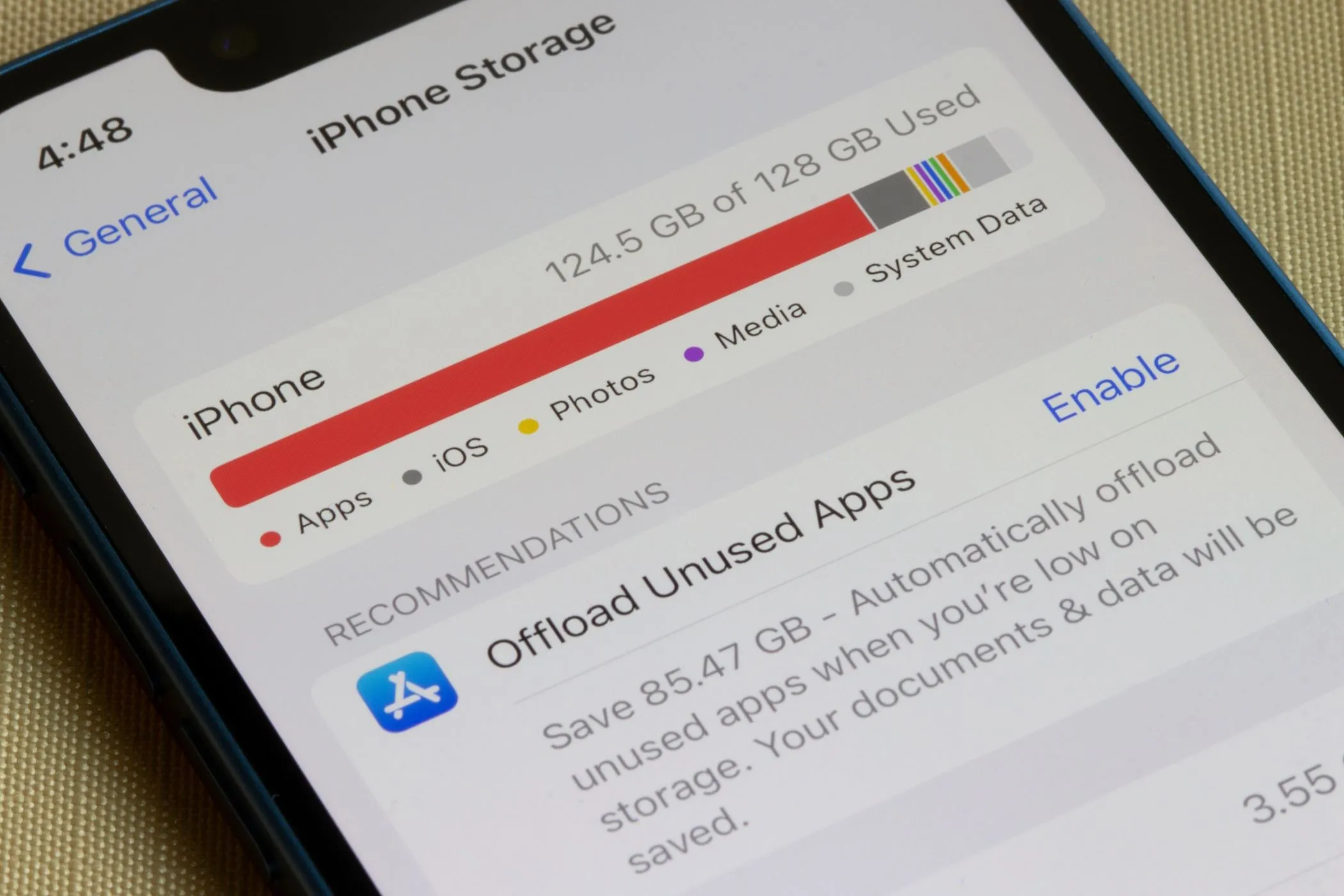 Một chiếc iPhone hiển thị menu cài đặt lưu trữ trong iOS