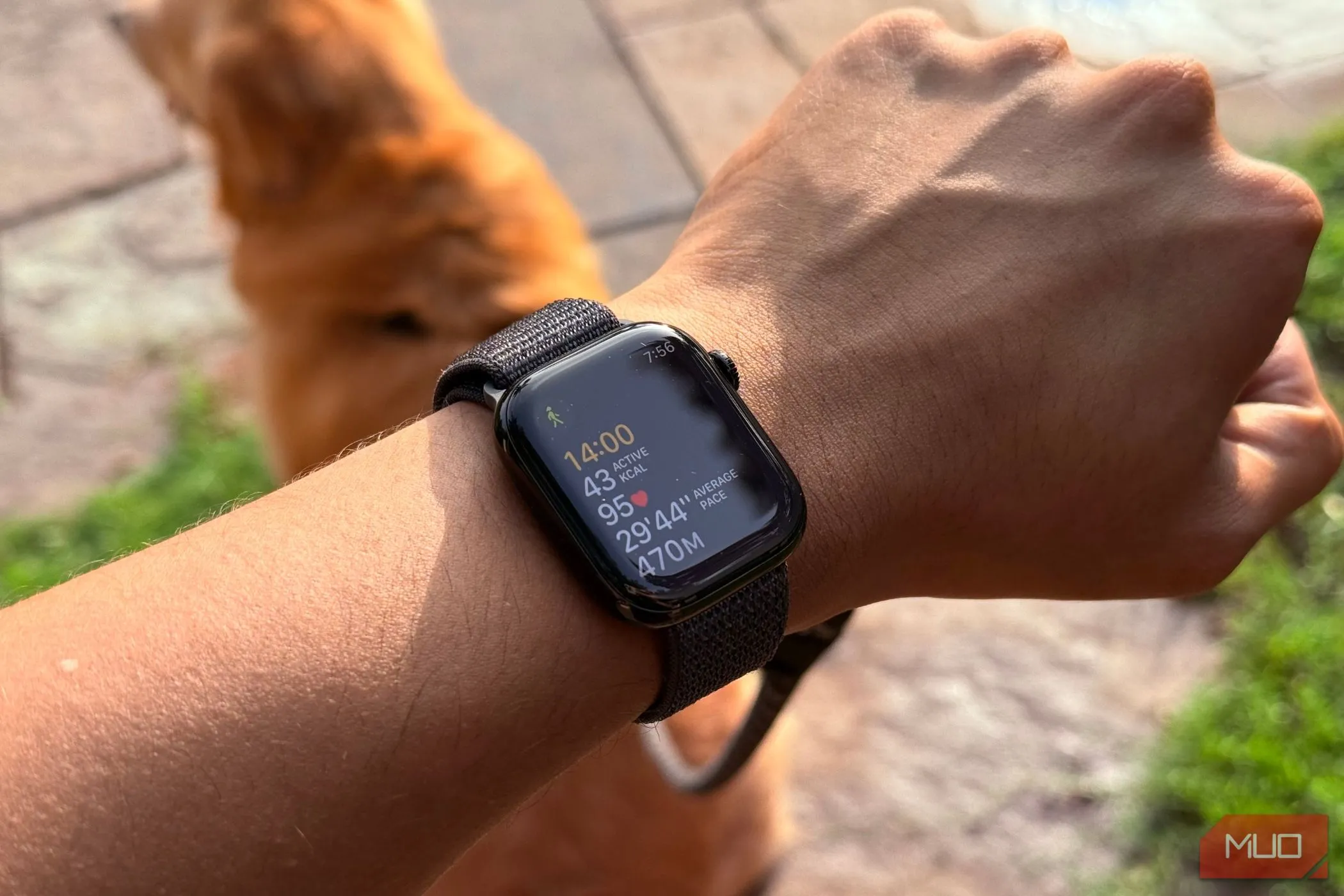 Người dùng đeo Apple Watch với ứng dụng tập luyện hiển thị số liệu thống kê, minh họa khả năng điều chỉnh mục tiêu linh hoạt trên watchOS 11.