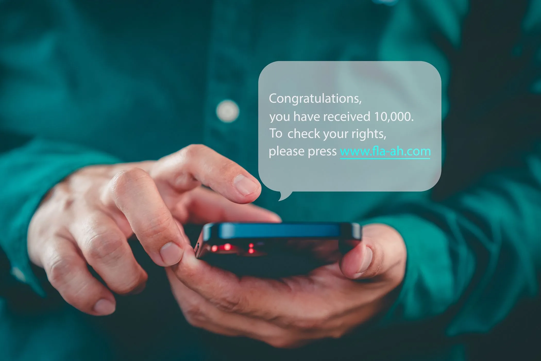 Người dùng kiểm tra điện thoại thông minh với tin nhắn SMS lừa đảo, thể hiện sự cảnh giác trước các cuộc tấn công phishing.