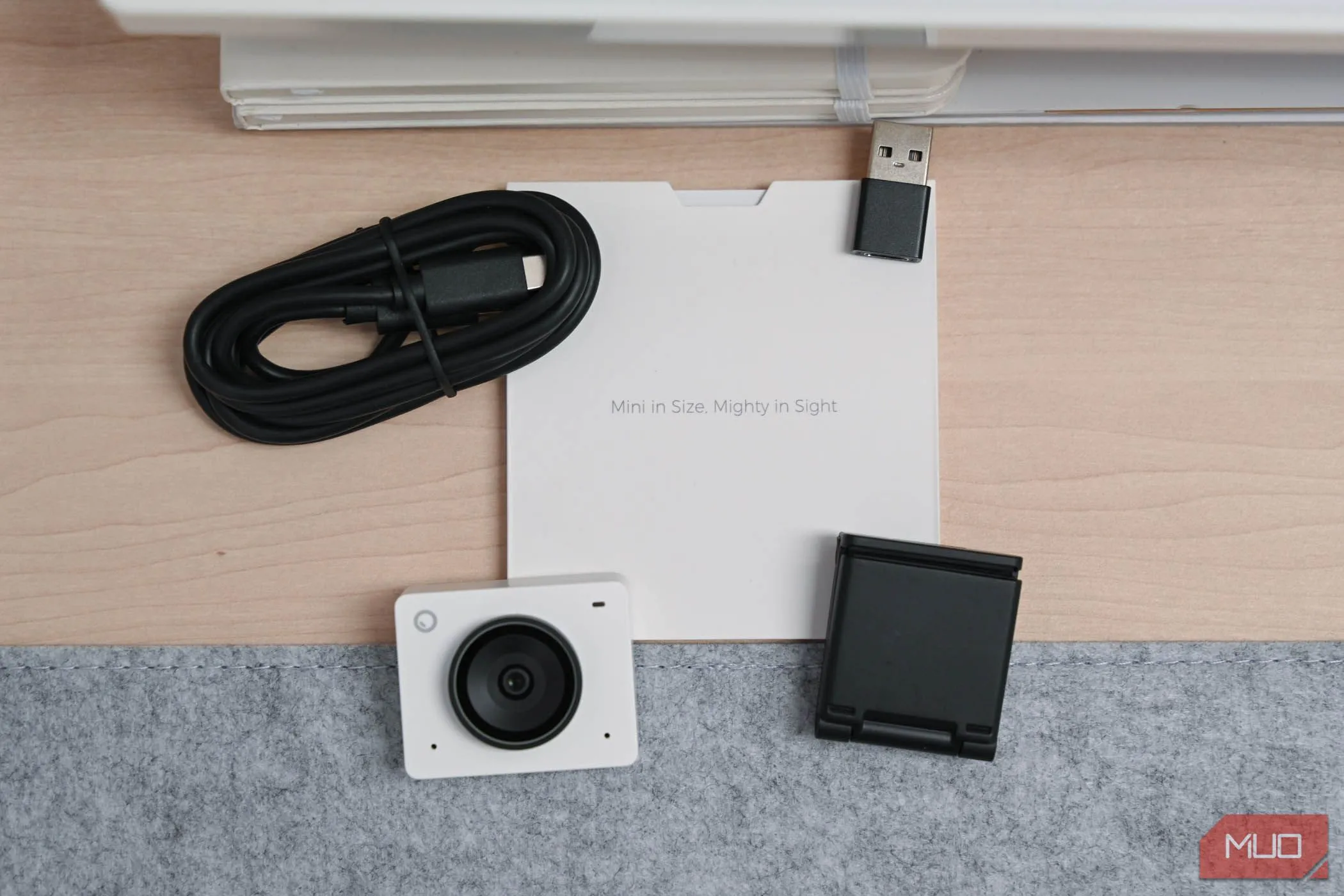 Nội dung hộp OBSBOT Meet 2 bao gồm webcam và các phụ kiện