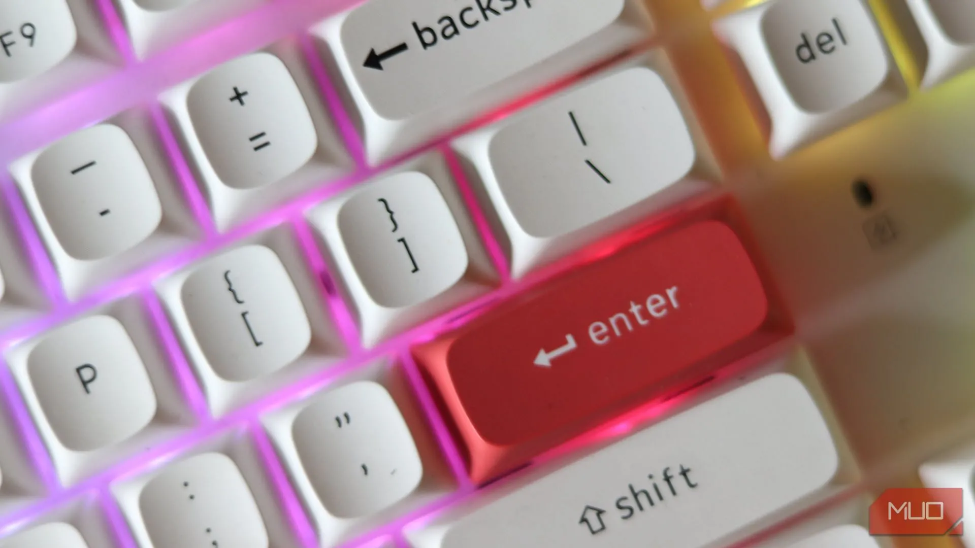 Nút Enter được làm nổi bật trên bàn phím cơ Keychron K8 Pro Orion Frost, thể hiện sự tinh xảo trong thiết kế.