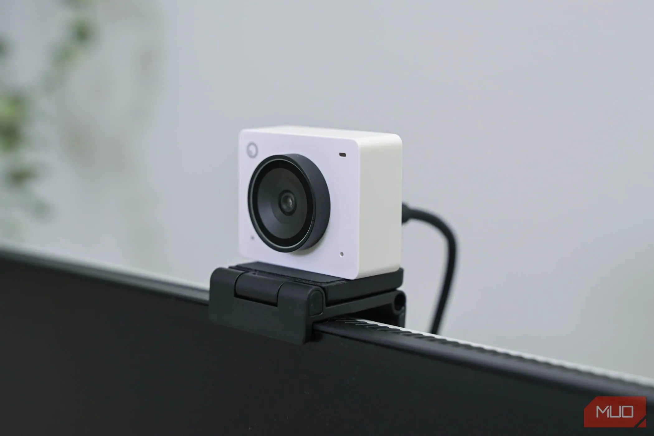 OBSBOT Meet 2 được đặt trên màn hình máy tính và đang tắt nguồn