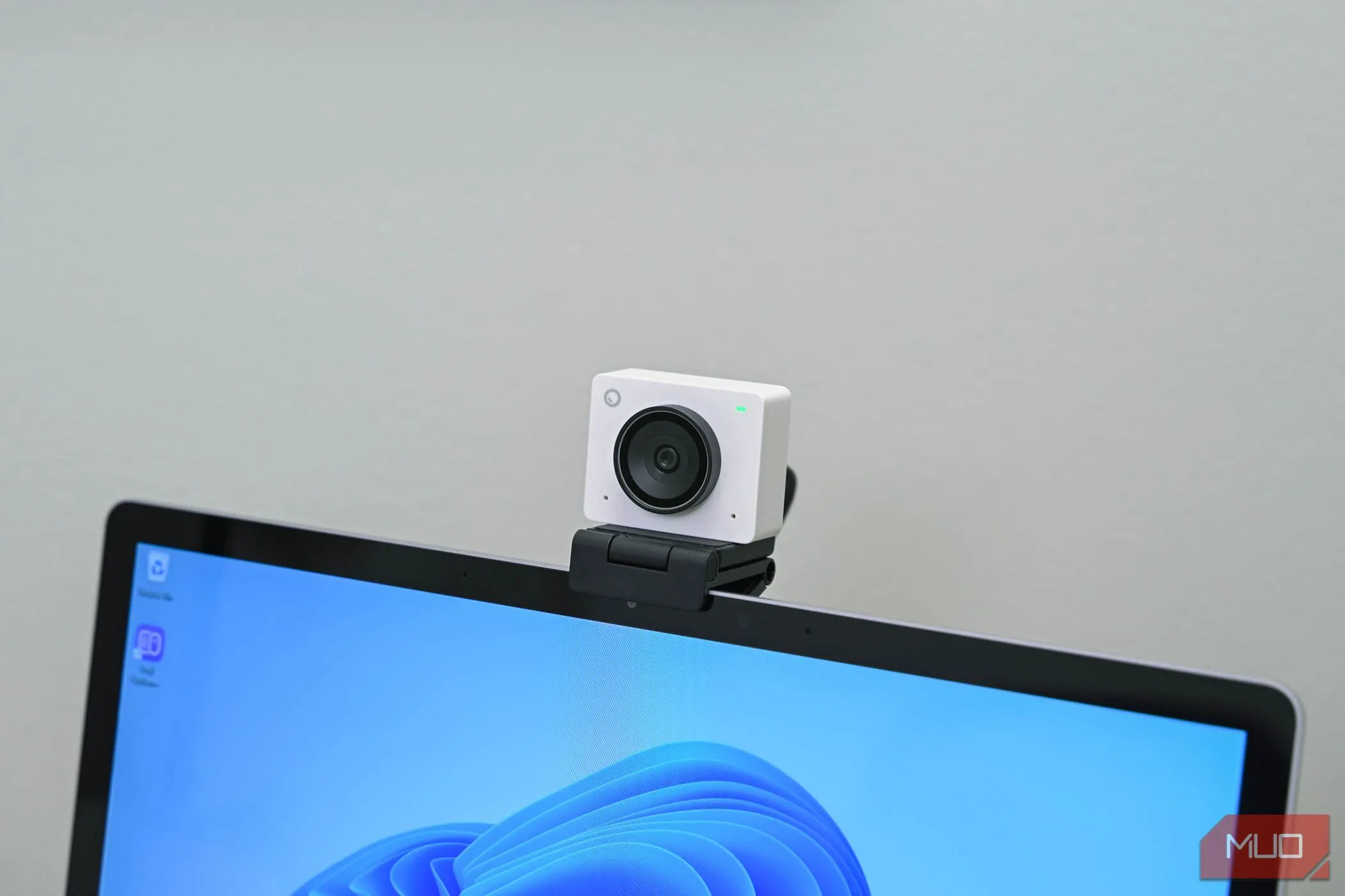 OBSBOT Meet 2 được đặt trên một chiếc laptop