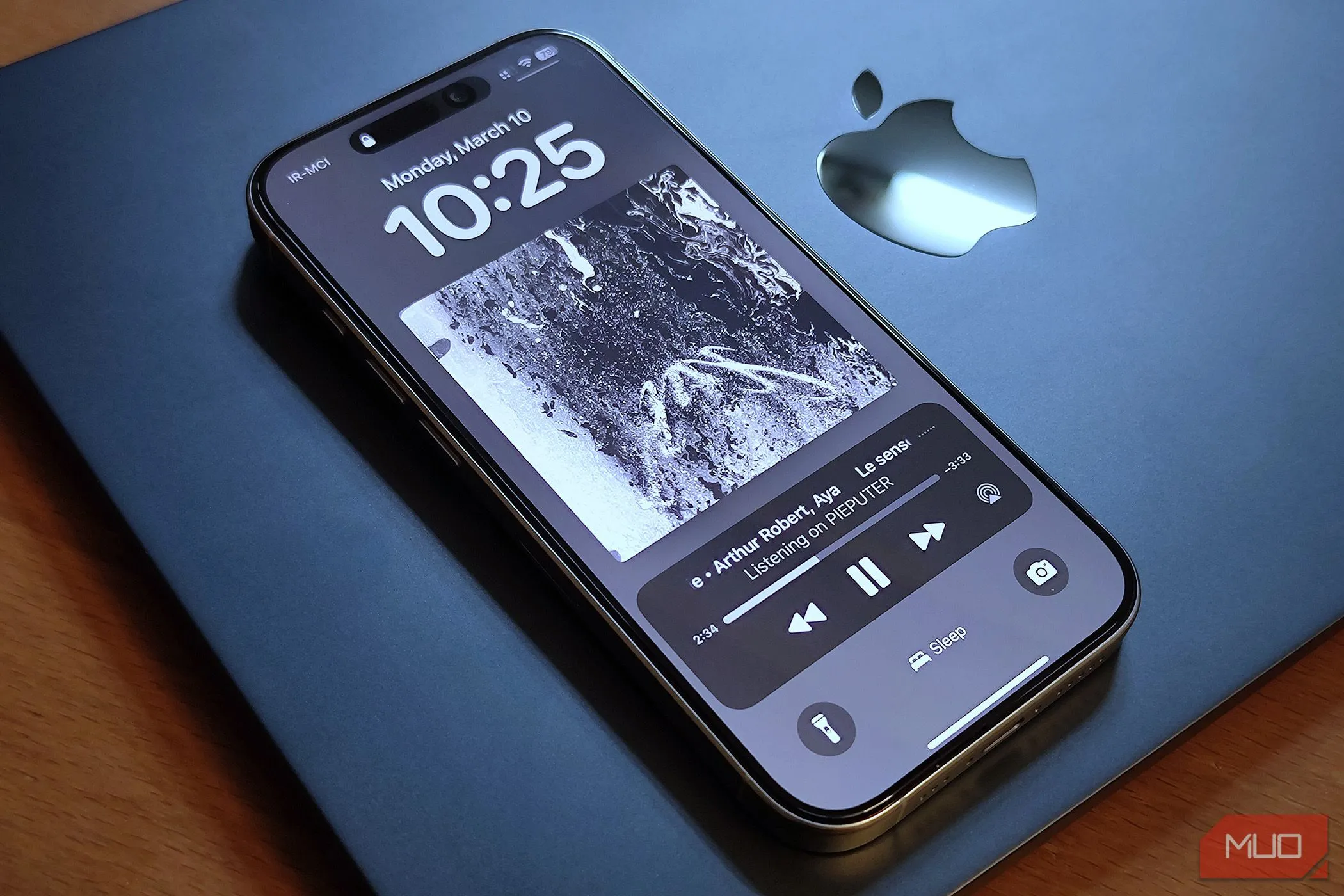 Ốp lưng iPhone bảo vệ thiết bị, đặt cạnh MacBook Air