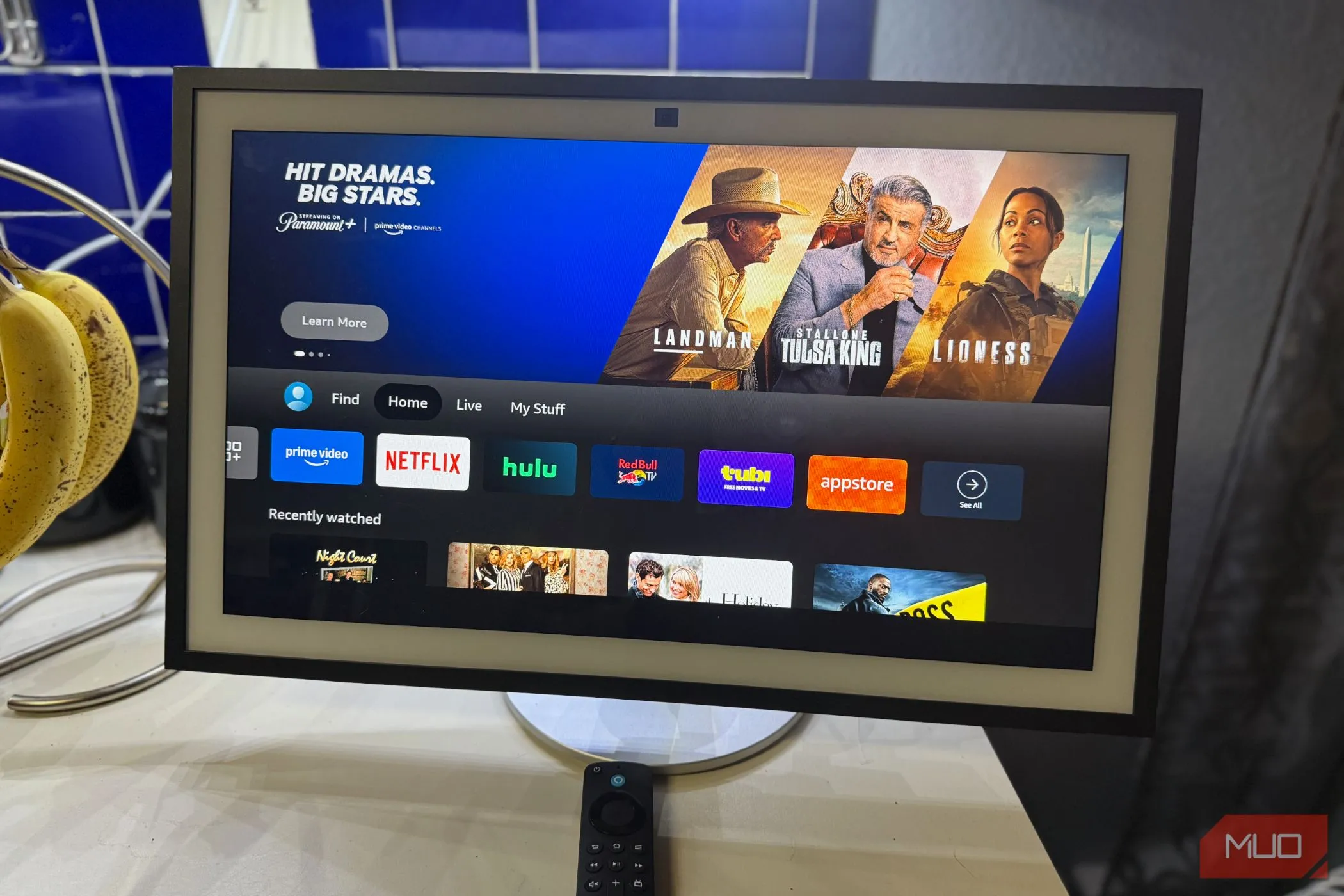 Amazon Echo Show 21 cùng điều khiển Fire TV Remote đi kèm