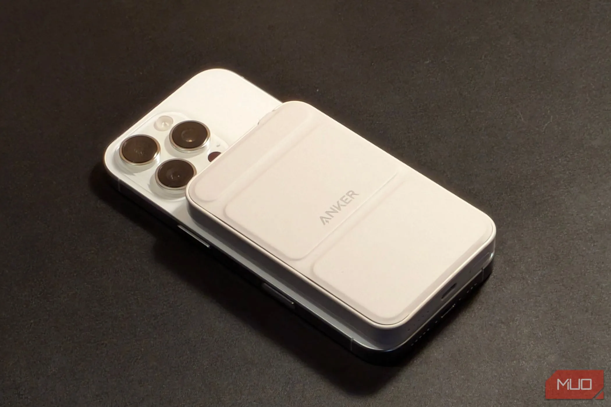 Anker Power Bank gắn trên iPhone 16 Pro đang đặt trên bàn