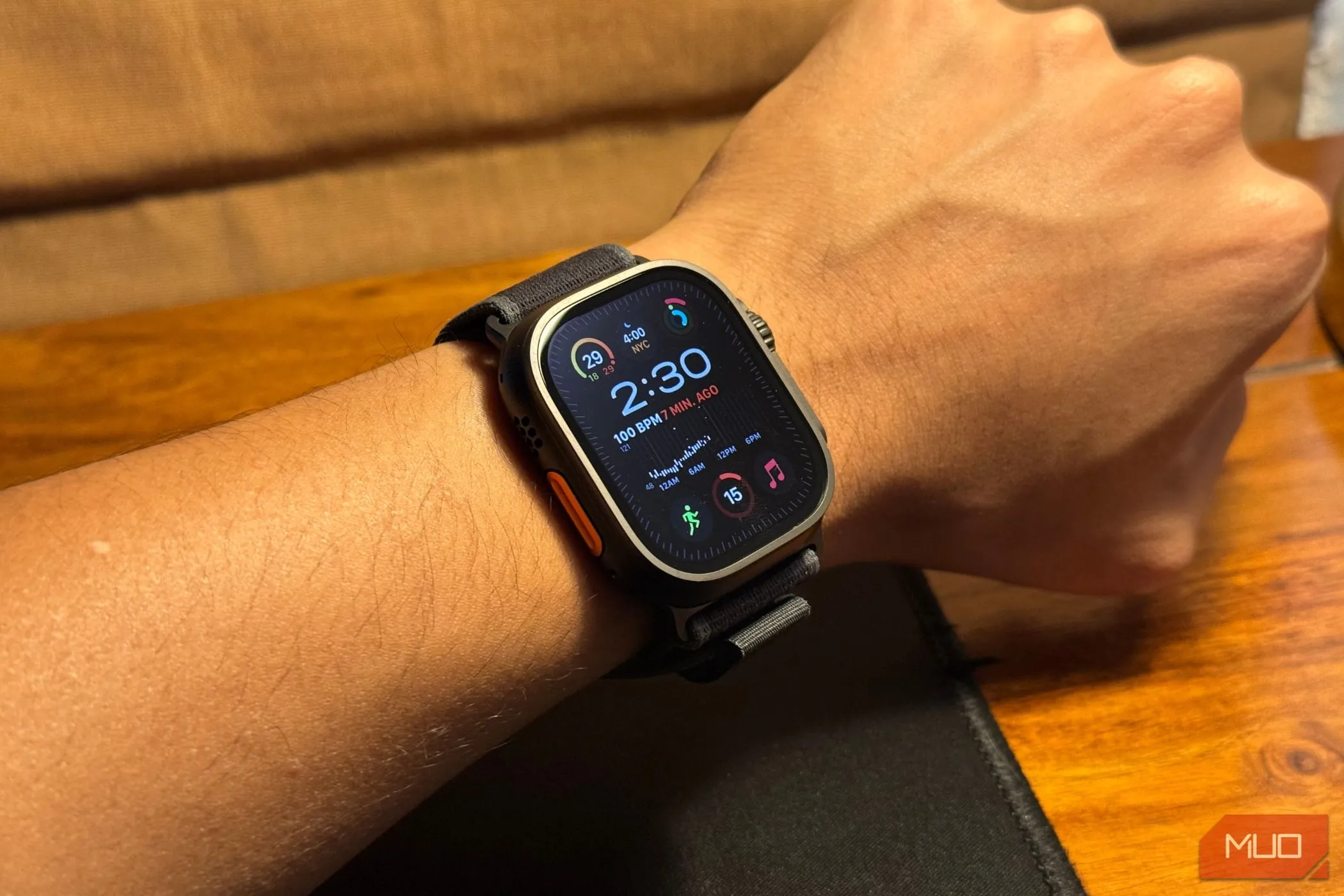 Apple Watch Ultra 2 màu đen Titanium trên cổ tay thể hiện độ chắc chắn