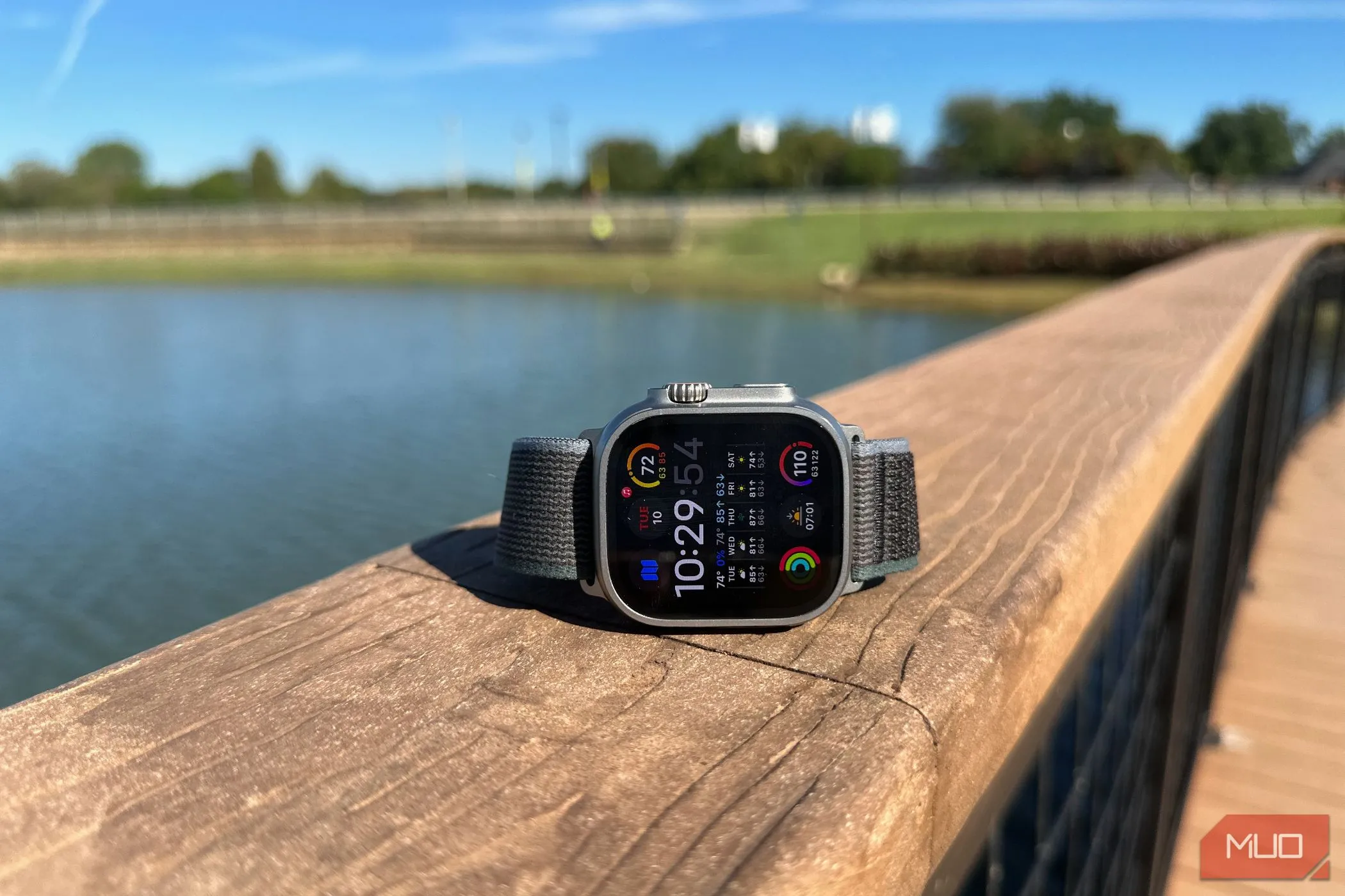 Apple Watch Ultra 2 nhìn nghiêng hiển thị màn hình OLED sáng rõ