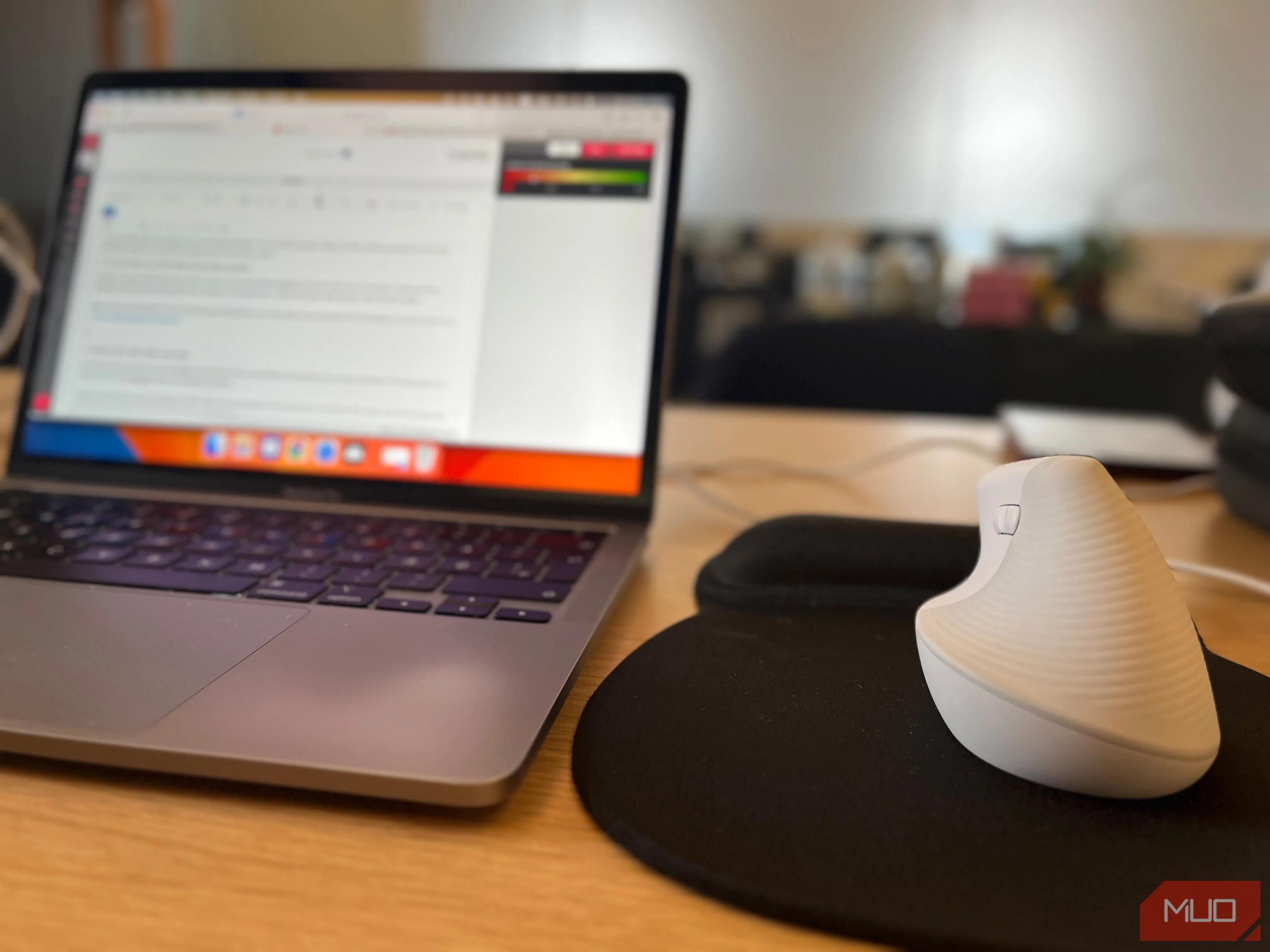 Bàn làm việc với chuột không dây và không gian làm việc chung, biểu tượng cho năng suất và sự tập trung trong công việc.