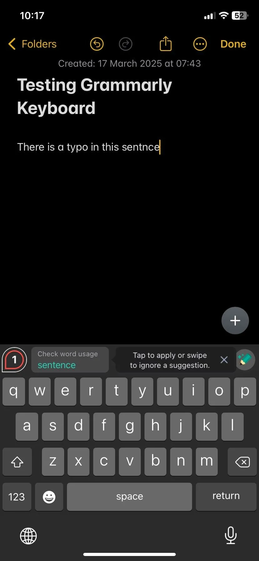 Bàn phím Grammarly hiển thị lỗi chính tả được phát hiện trên iPhone.