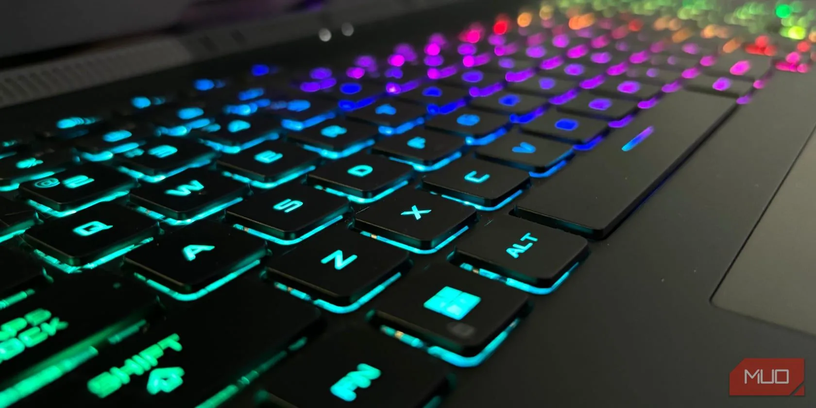 Bàn phím máy tính với các phím tắt Windows 11 được làm nổi bật để ghim cửa sổ.