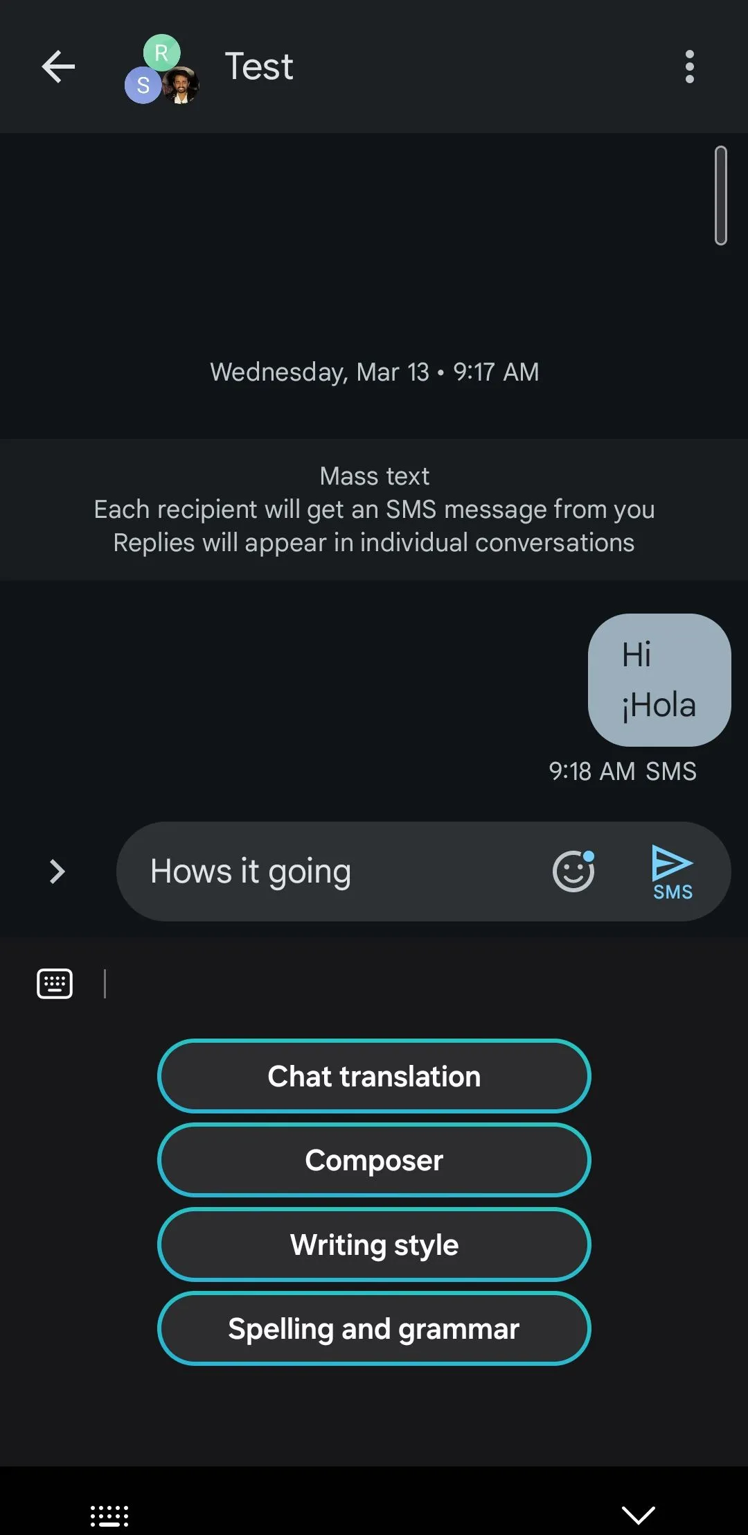Bàn phím Samsung với tính năng Chat Assist đang hiển thị gợi ý sửa lỗi ngữ pháp và chính tả, minh họa khả năng hỗ trợ giao tiếp AI của Galaxy.