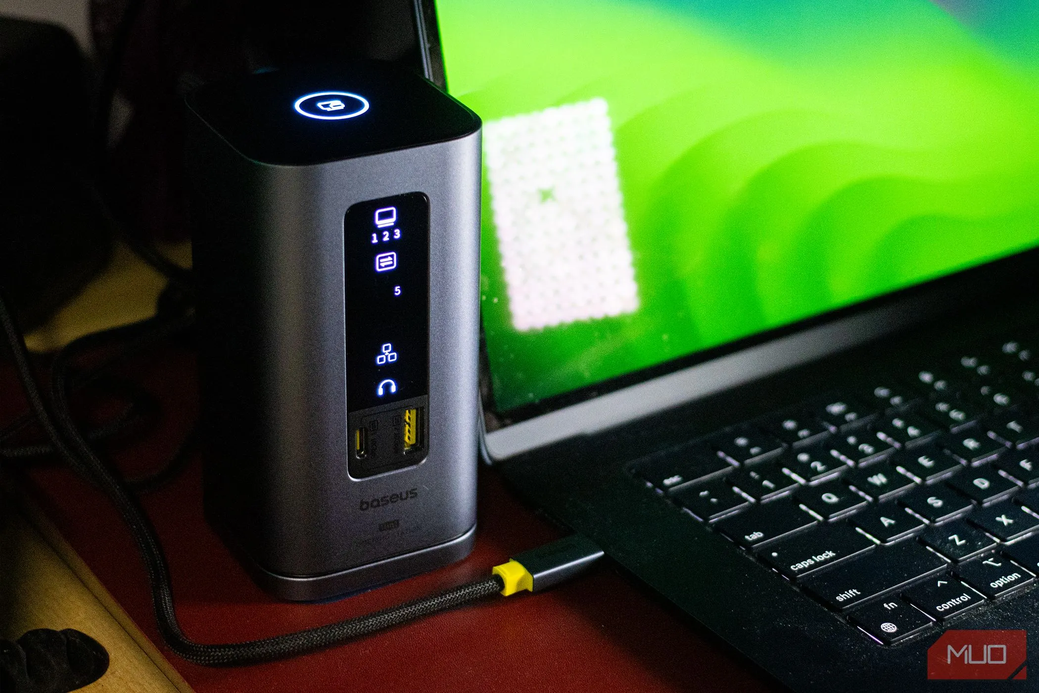 Baseus Spacemate 11-in-1 Docking Station kết nối với MacBook Air, tạo nên không gian làm việc chuyên nghiệp