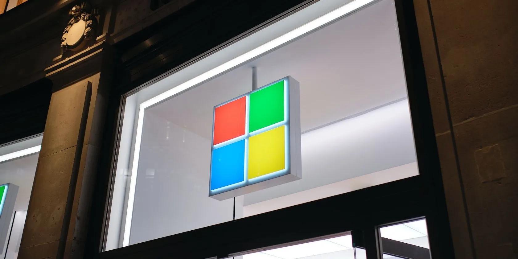 Biển hiệu neon với logo Microsoft phát sáng trong bóng tối