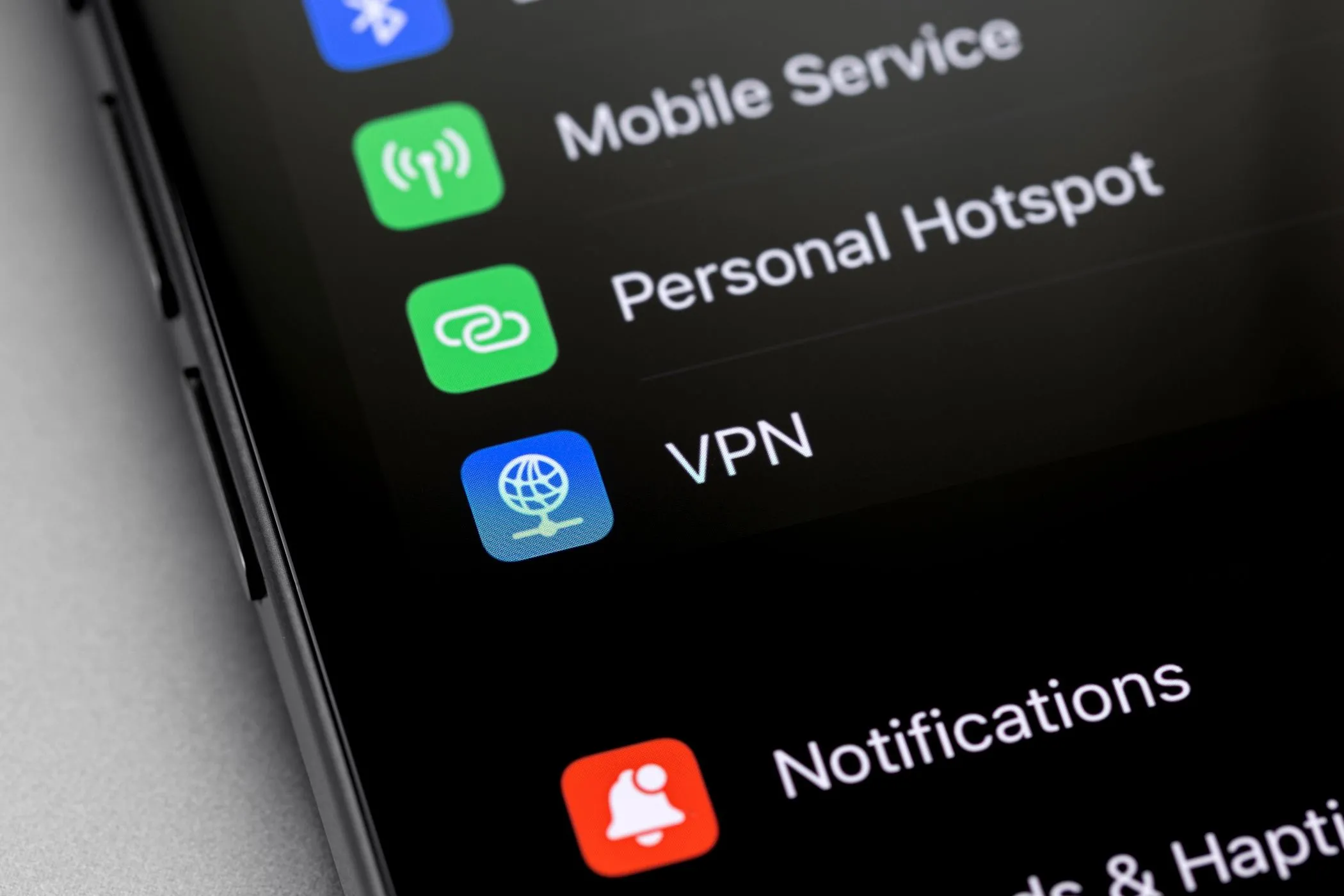 Biểu tượng ứng dụng VPN trên màn hình điện thoại thông minh, tượng trưng cho việc sử dụng VPN để cải thiện tốc độ mạng