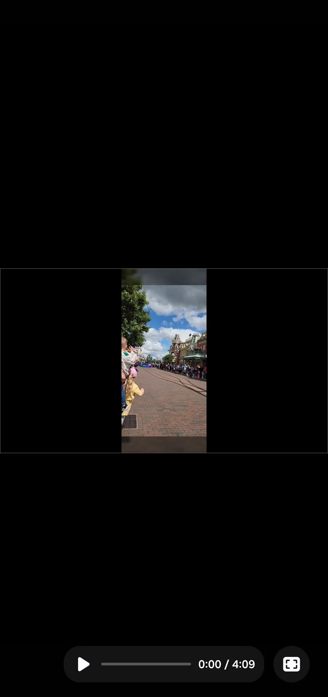 Biểu tượng xem trước video toàn màn hình trong ứng dụng Samsung Studio, giúp kiểm tra thành quả chỉnh sửa.