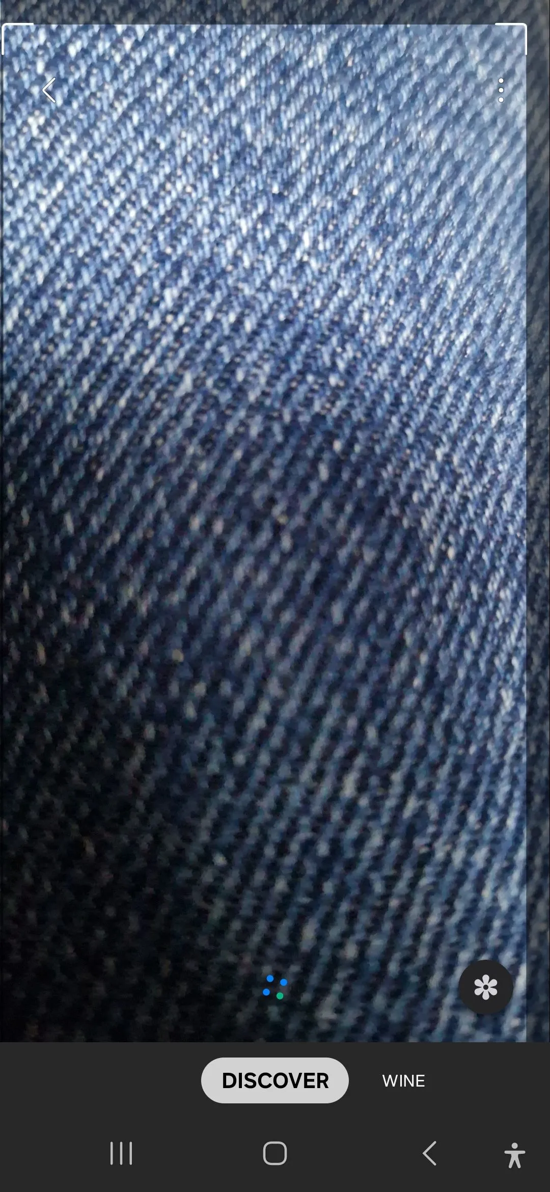 Bixby Vision đang quét một vật liệu vải denim, minh họa khả năng nhận diện chất liệu và đồ vật