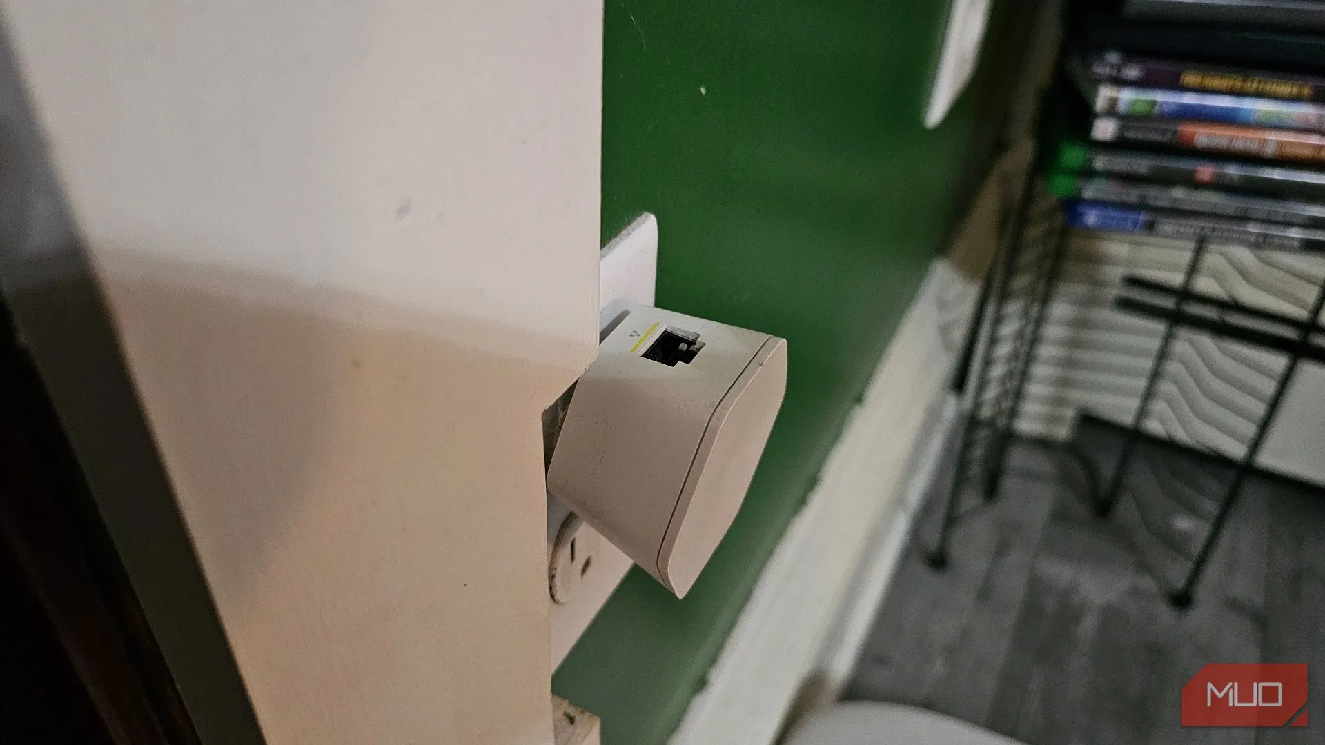 Bộ mở rộng sóng Wi-Fi Xfinity xFi Pod cắm vào ổ điện