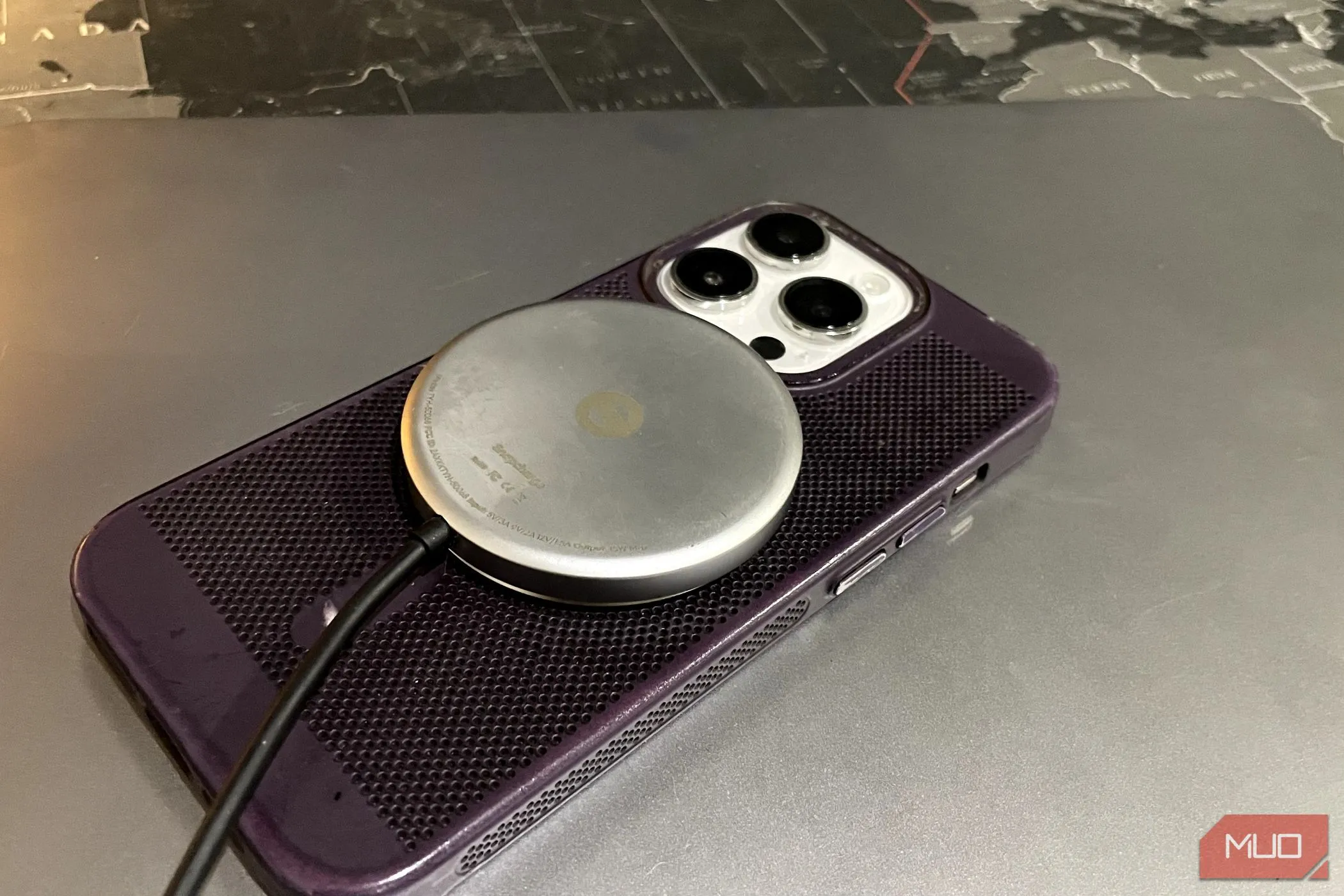Bộ sạc không dây đang tiếp xúc với iPhone để nạp pin, minh họa cho công nghệ sạc không dây và những quan niệm sai lầm xung quanh nó.