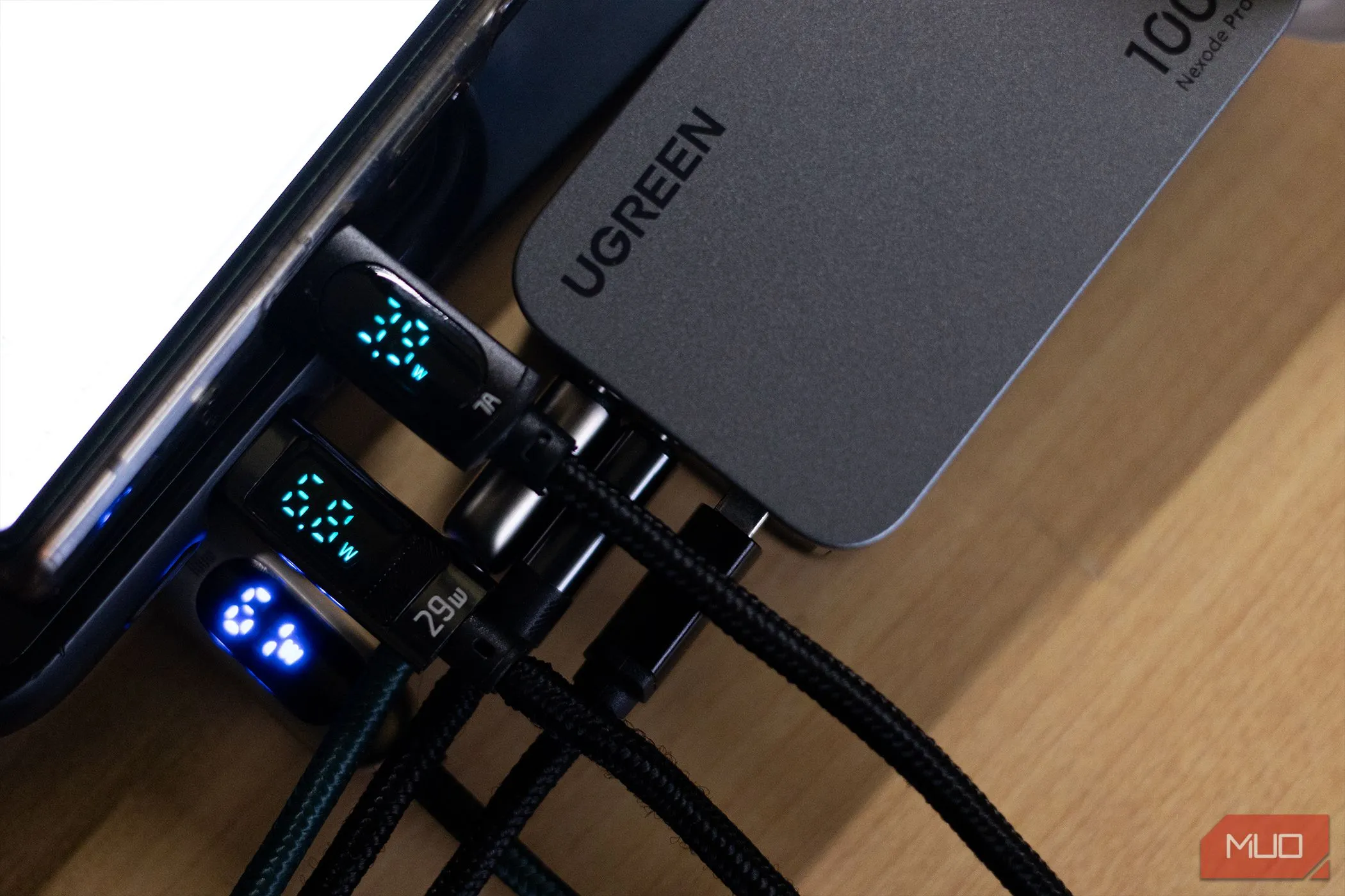 Bộ sạc tường USB-C Ugreen Nexode Pro 100W hiển thị công suất đầu ra, minh họa công nghệ sạc nhanh tiện lợi.