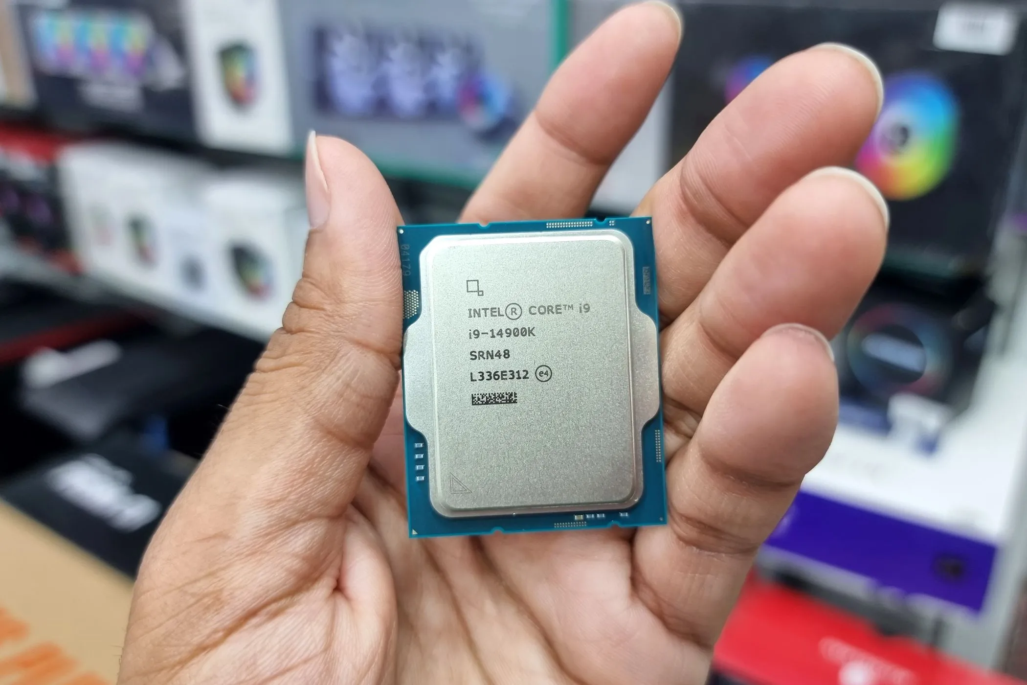 Bộ vi xử lý Intel Core i9 thế hệ 14 trên tay, minh họa nguy cơ ransomware tấn công CPU