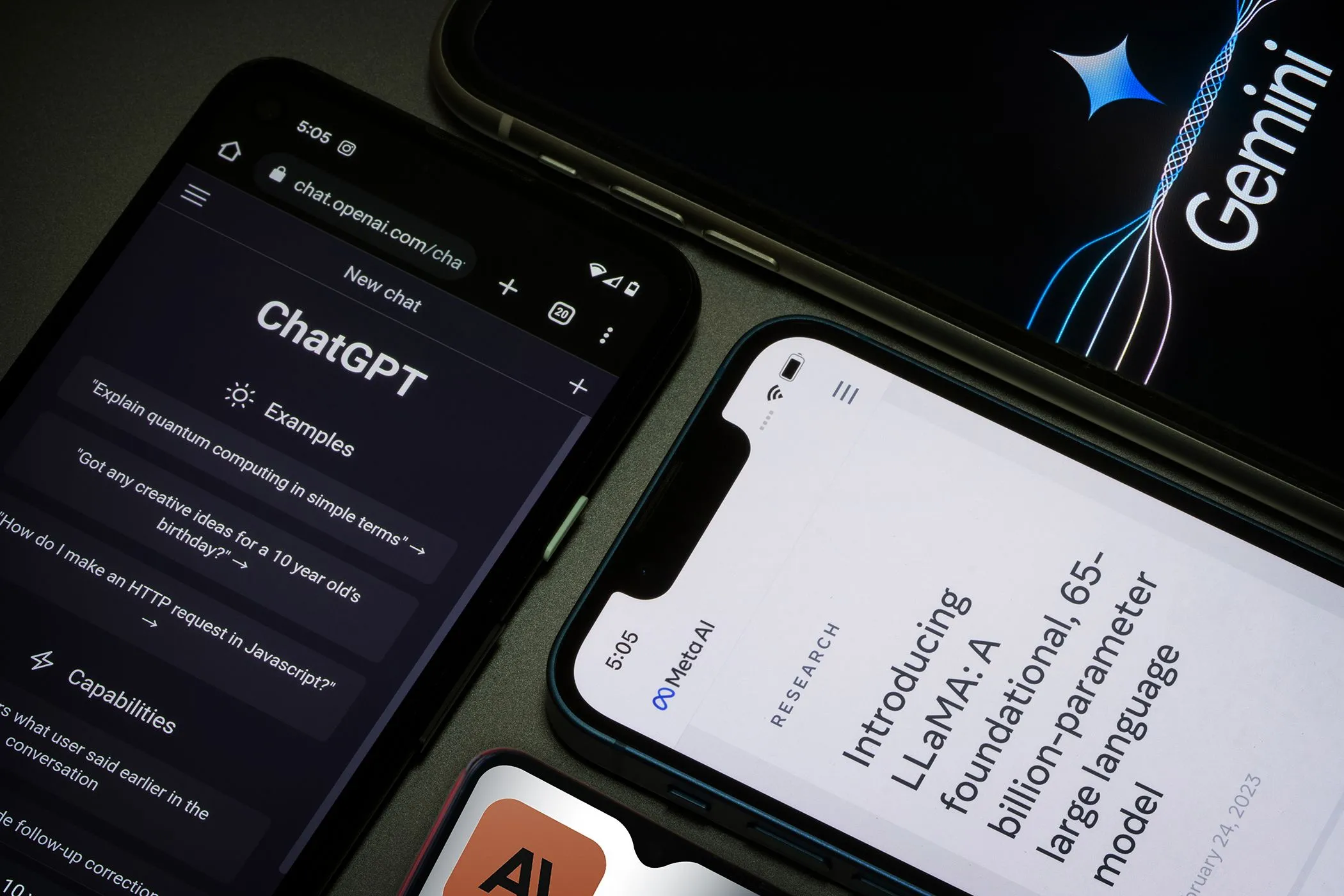 Các ứng dụng Meta AI, ChatGPT, Gemini hiển thị trên màn hình điện thoại thông minh, minh họa cho sự tiện lợi và phổ biến của các công cụ AI di động.