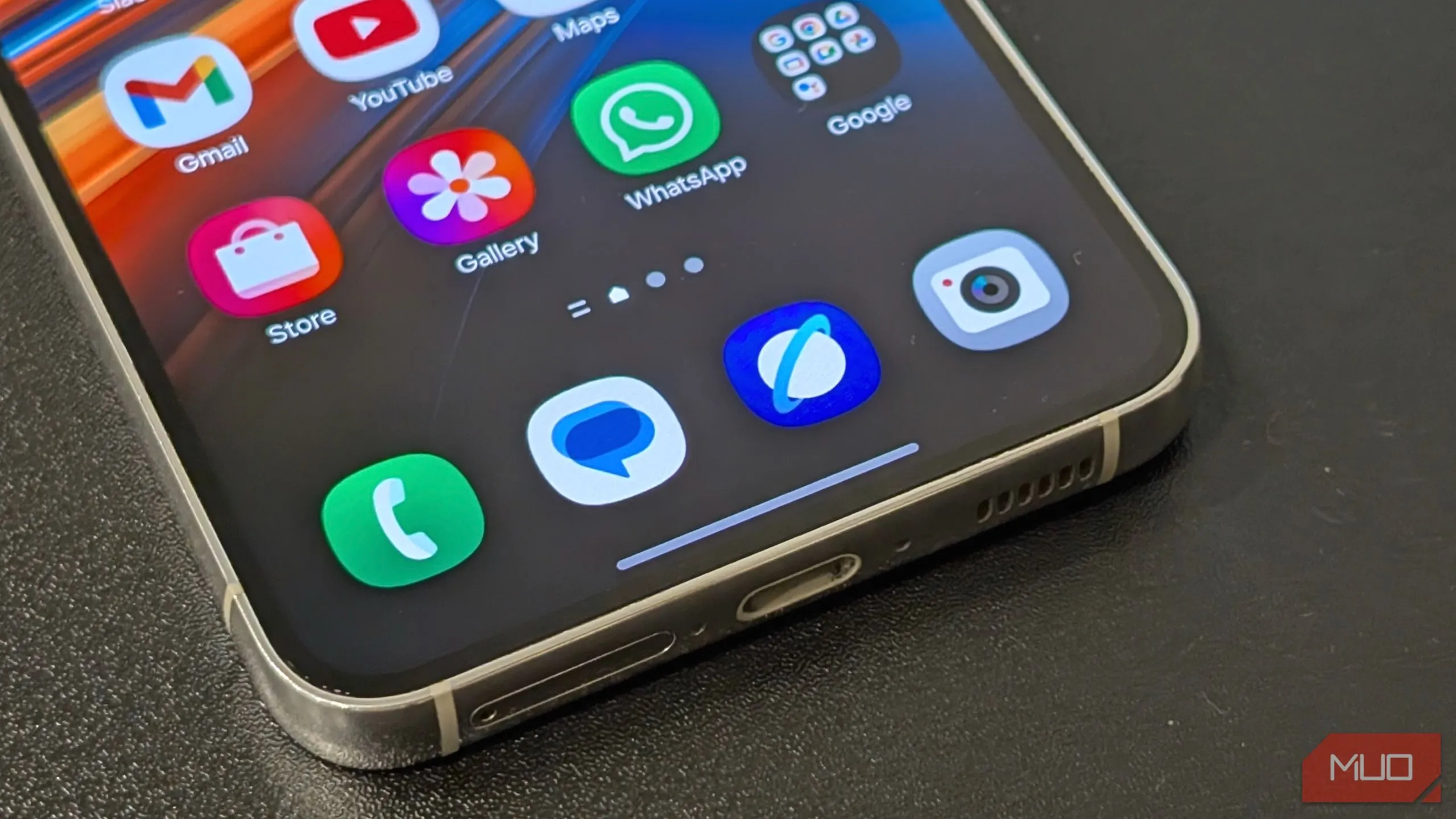 Các ứng dụng trên điện thoại thông minh Samsung Galaxy bao gồm Điện thoại, Internet Samsung, Thư viện ảnh, WhatsApp, Gmail và Máy ảnh