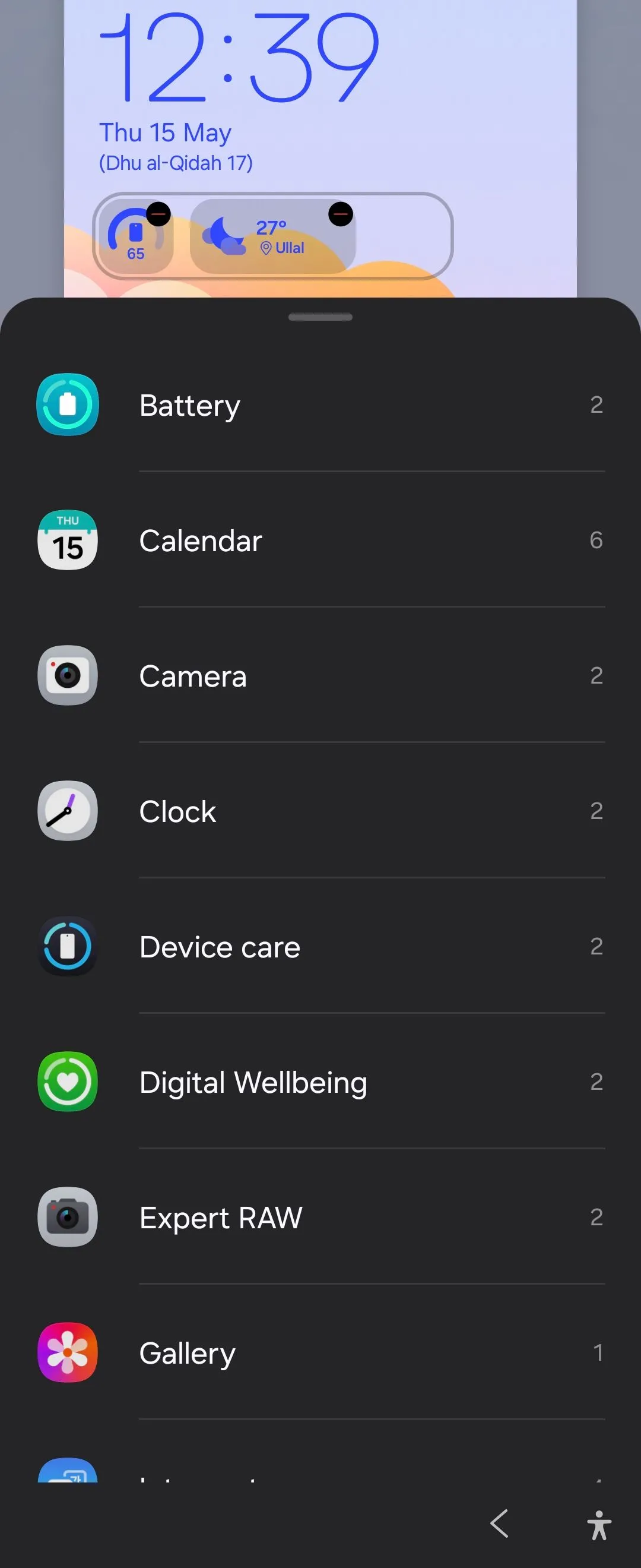 Các widget mini hiển thị thông tin nhanh trên màn hình khóa Samsung Galaxy Z Flip 6 sau cập nhật One UI 7