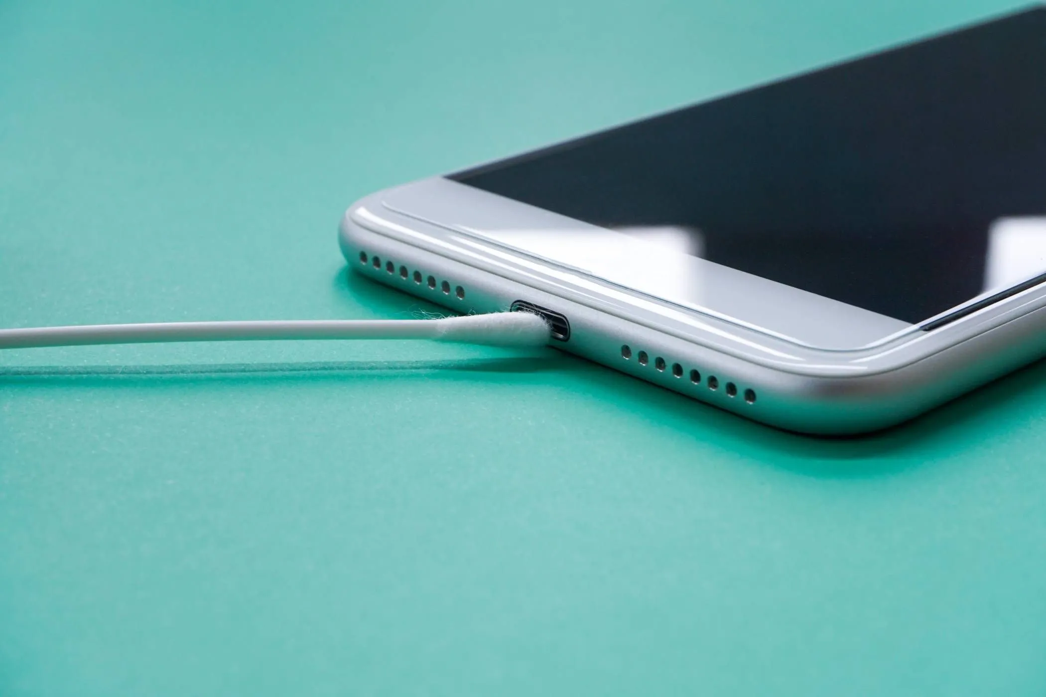 Cách vệ sinh cổng sạc điện thoại Samsung bằng tăm bông để loại bỏ độ ẩm
