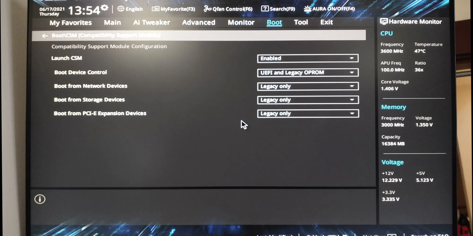 Cài đặt Compatibility Support Module (CSM) trong BIOS/UEFI, quan trọng cho việc khởi động với các loại phân vùng ổ đĩa khác nhau.