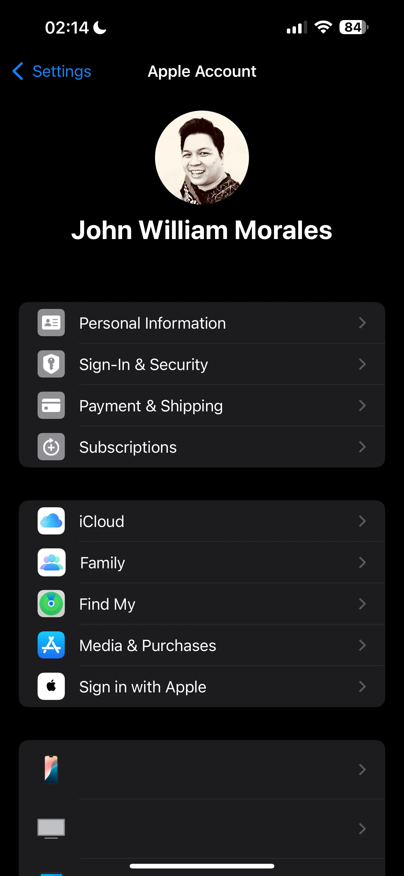 Cài đặt hồ sơ iPhone hiển thị thông tin tài khoản Apple ID chính và phụ