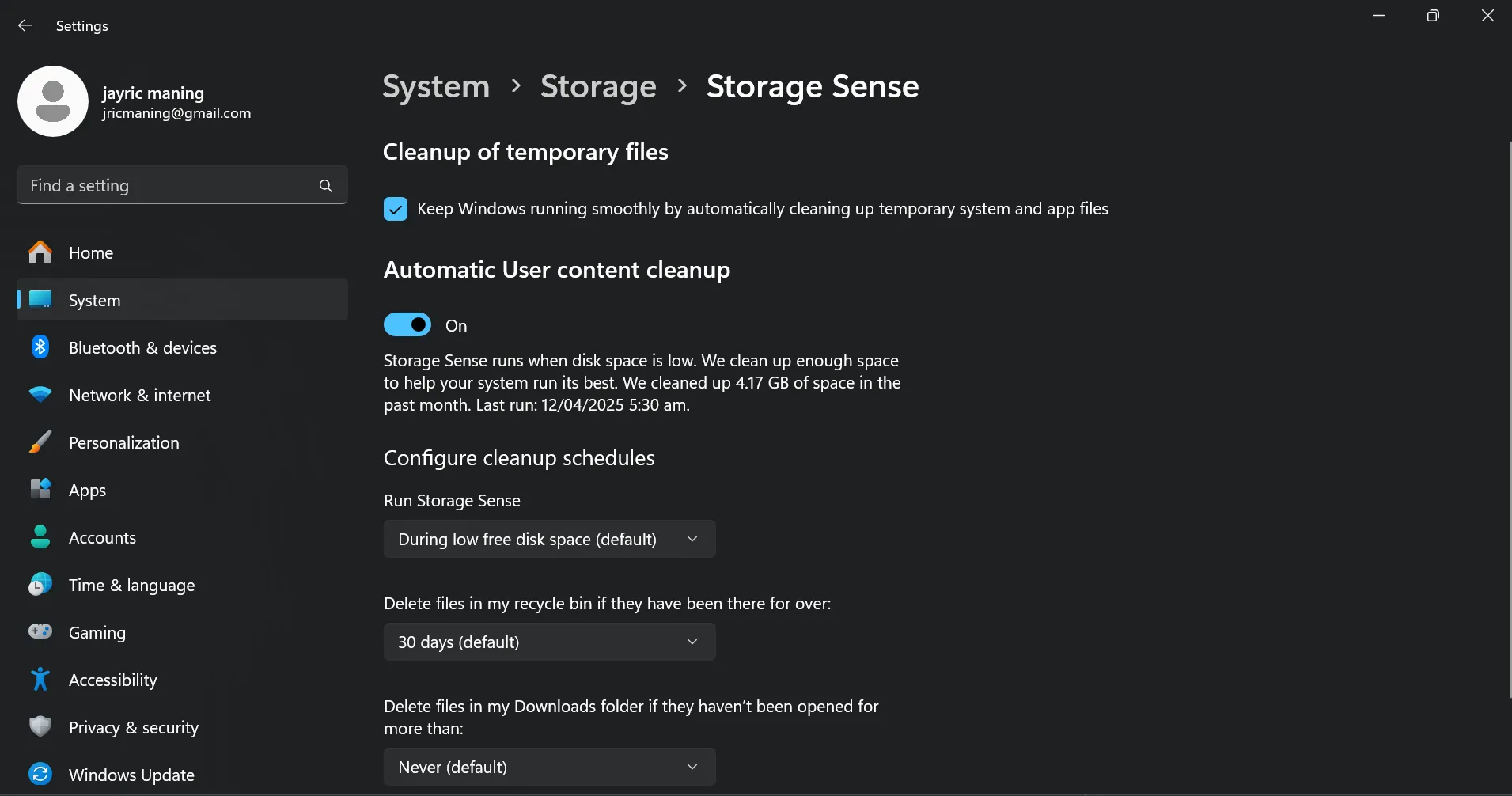 Cài đặt Storage Sense trong Windows hiển thị tùy chọn bật tính năng dọn dẹp không gian lưu trữ tự động khi dung lượng ổ cứng thấp.