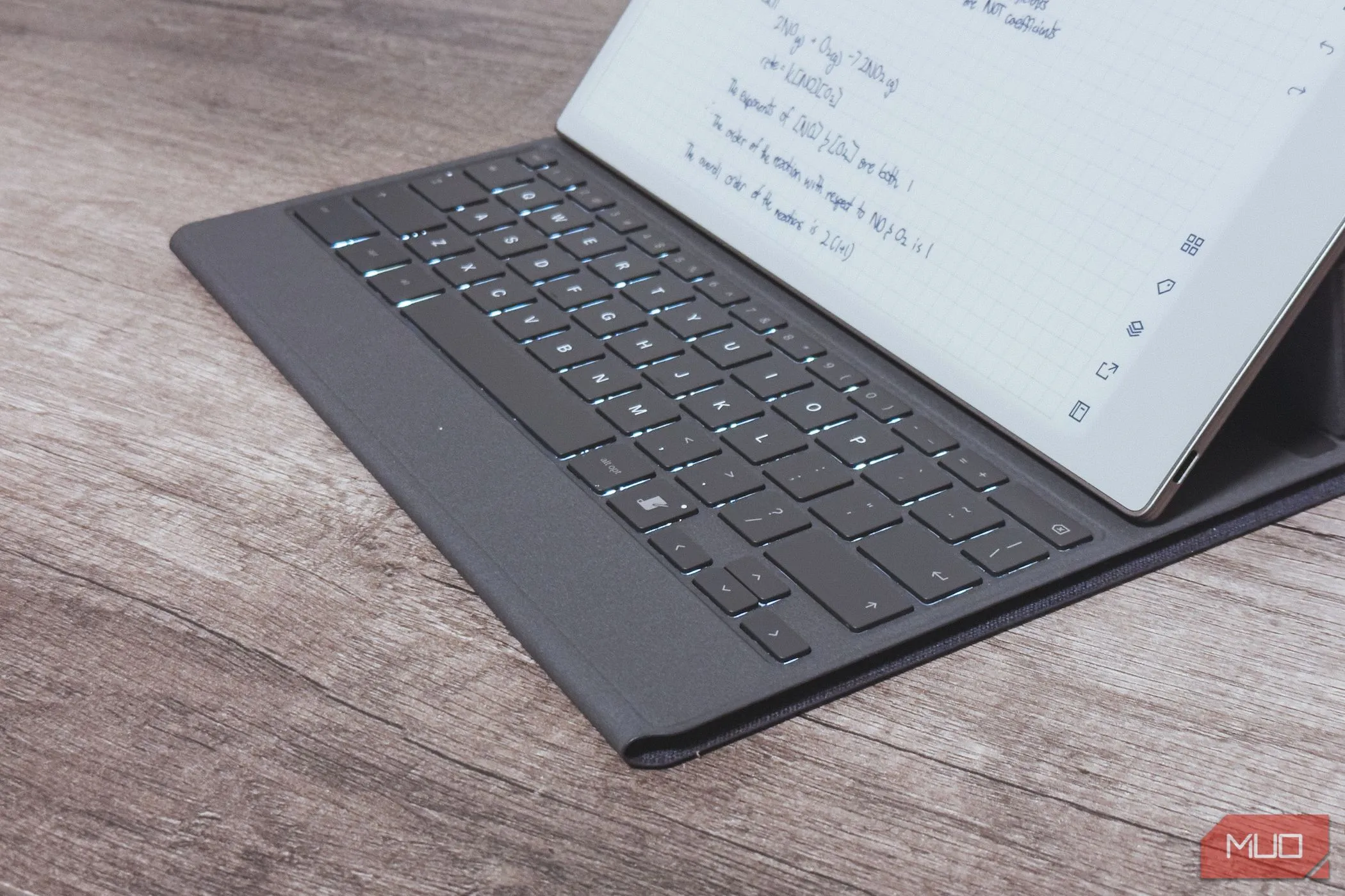 Cận cảnh các phím bấm trên bàn phím Type Folio của reMarkable Paper Pro, thể hiện bố cục và kích thước phím, cùng thiết kế tối giản.