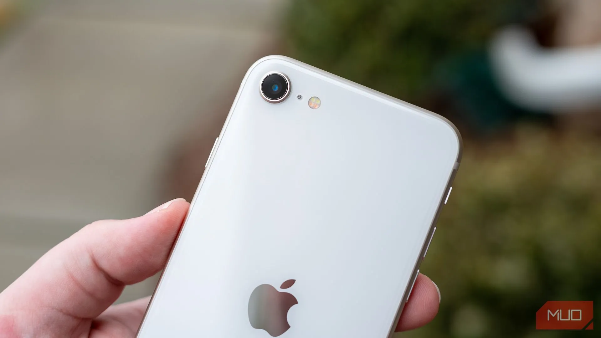 Cận cảnh camera đơn của iPhone SE 2022, cần nâng cấp lên cảm biến 48MP