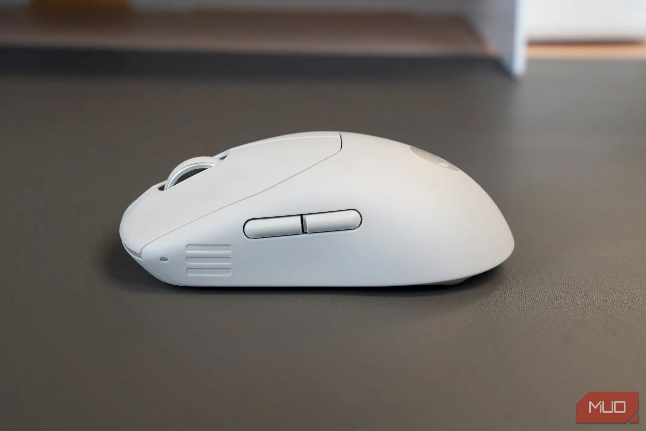 Cận cảnh chuột chơi game không dây Alienware Pro, minh họa bánh xe cuộn và nút chức năng