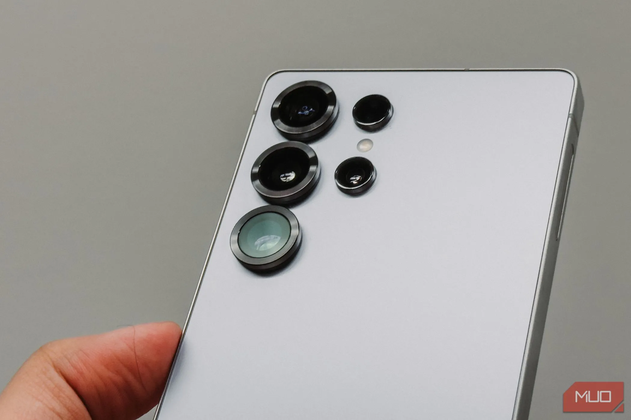 Cận cảnh cụm camera Samsung Galaxy S25 Ultra với các vòng bảo vệ ống kính