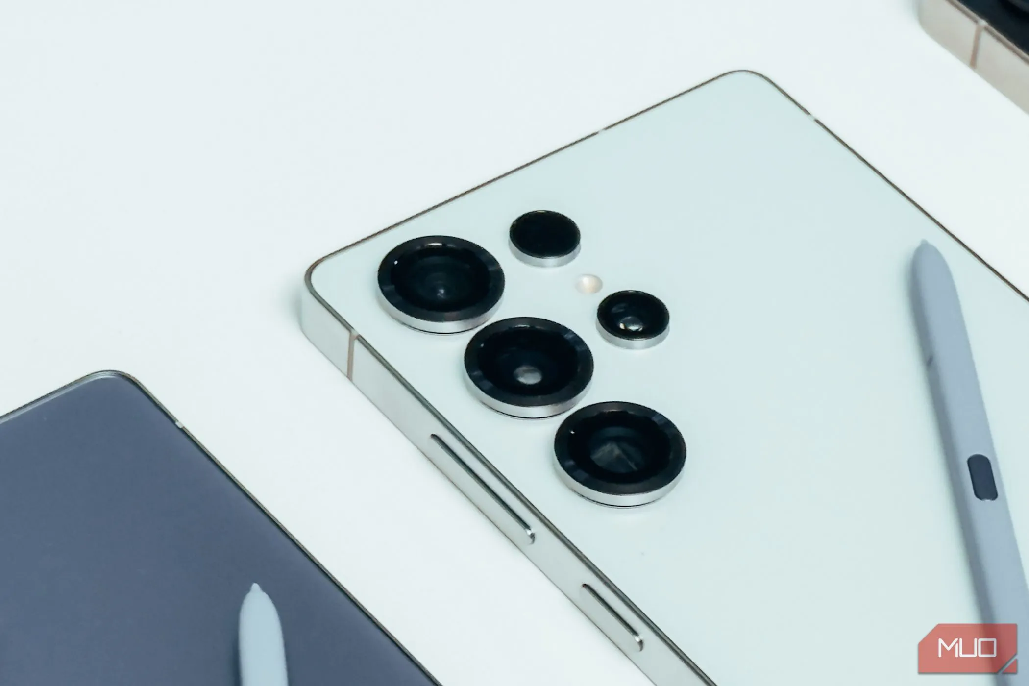 Cận cảnh hệ thống camera Samsung Galaxy S25 Ultra màu trắng