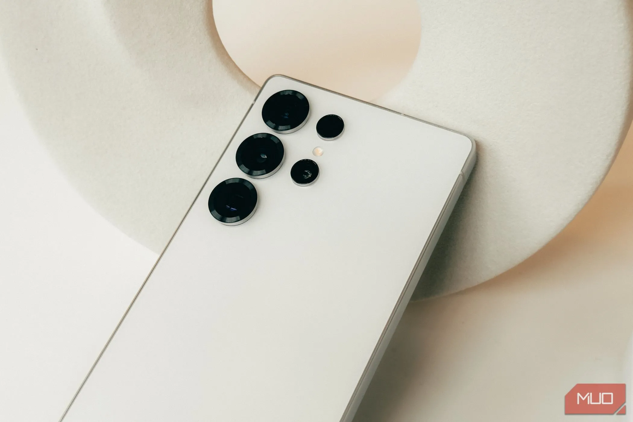 Cận cảnh ống kính camera trên Samsung Galaxy S25 màu trắng